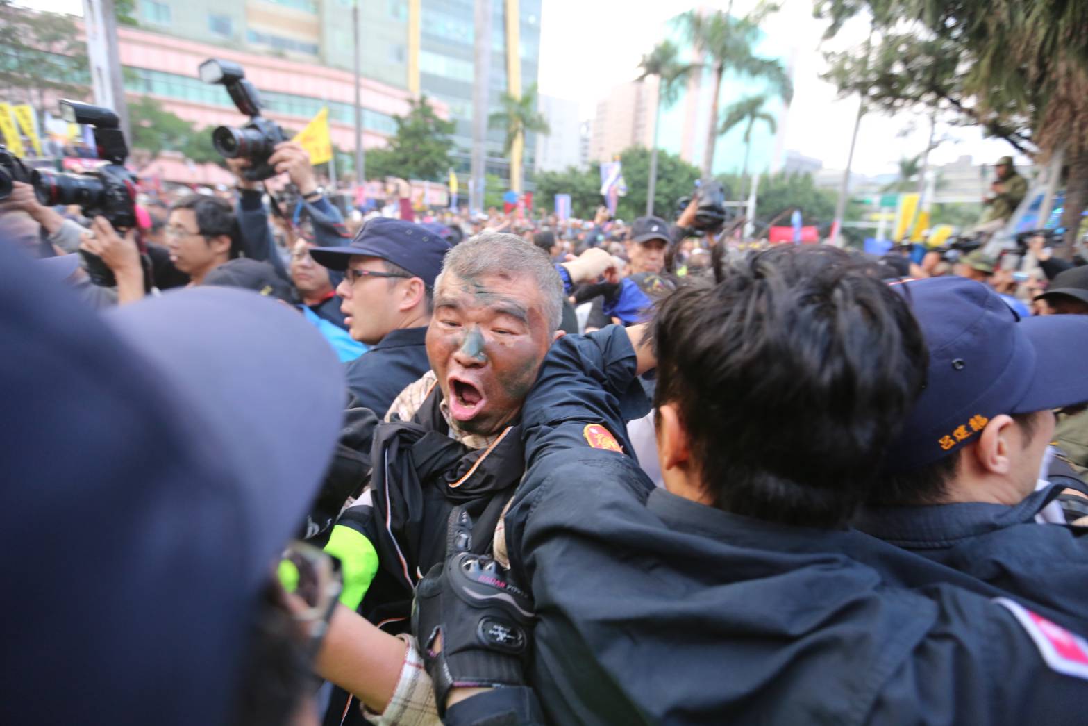 反年改群眾昨天在立院前抗爭，連帶也使得週邊的台大兒童醫院受到滋擾，台大醫生施景中就在個人臉書就指有幼童因此延誤就醫，造成腦麻。