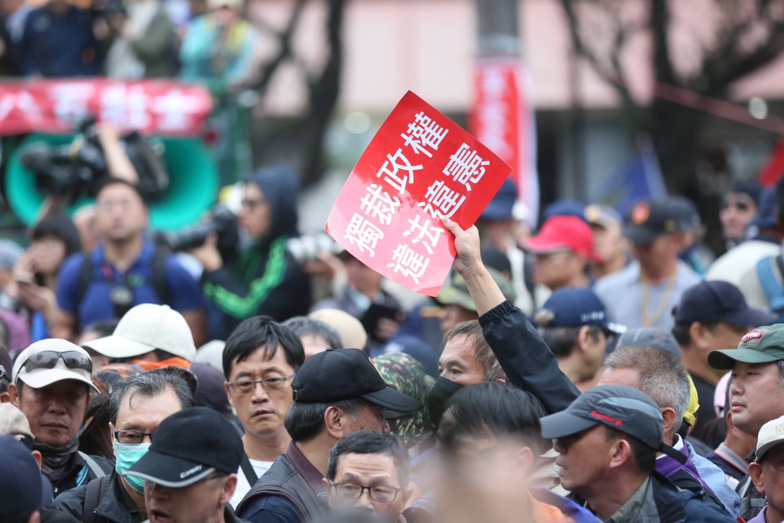 昨天（25日）八百壯士昨衝撞立法院，造成84名員警及12名記者受傷。