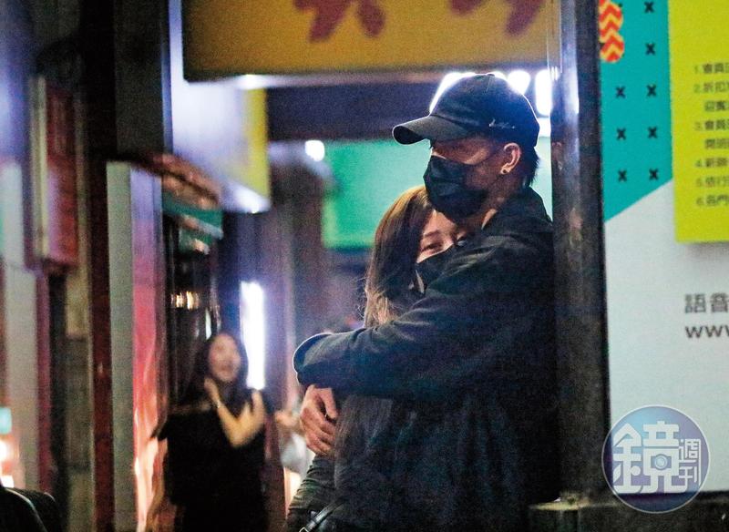 陳彥允街邊壁咚筱崎泫，熱戀心情表露無疑。