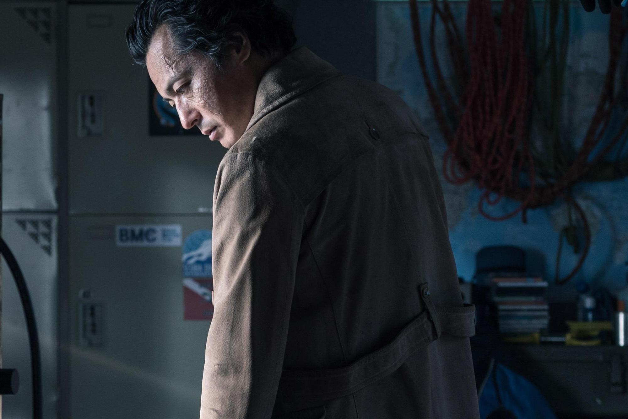 張東健在電影《七年之夜》中剃頭增肥，展現暗黑演技。（車庫娛樂提供）
