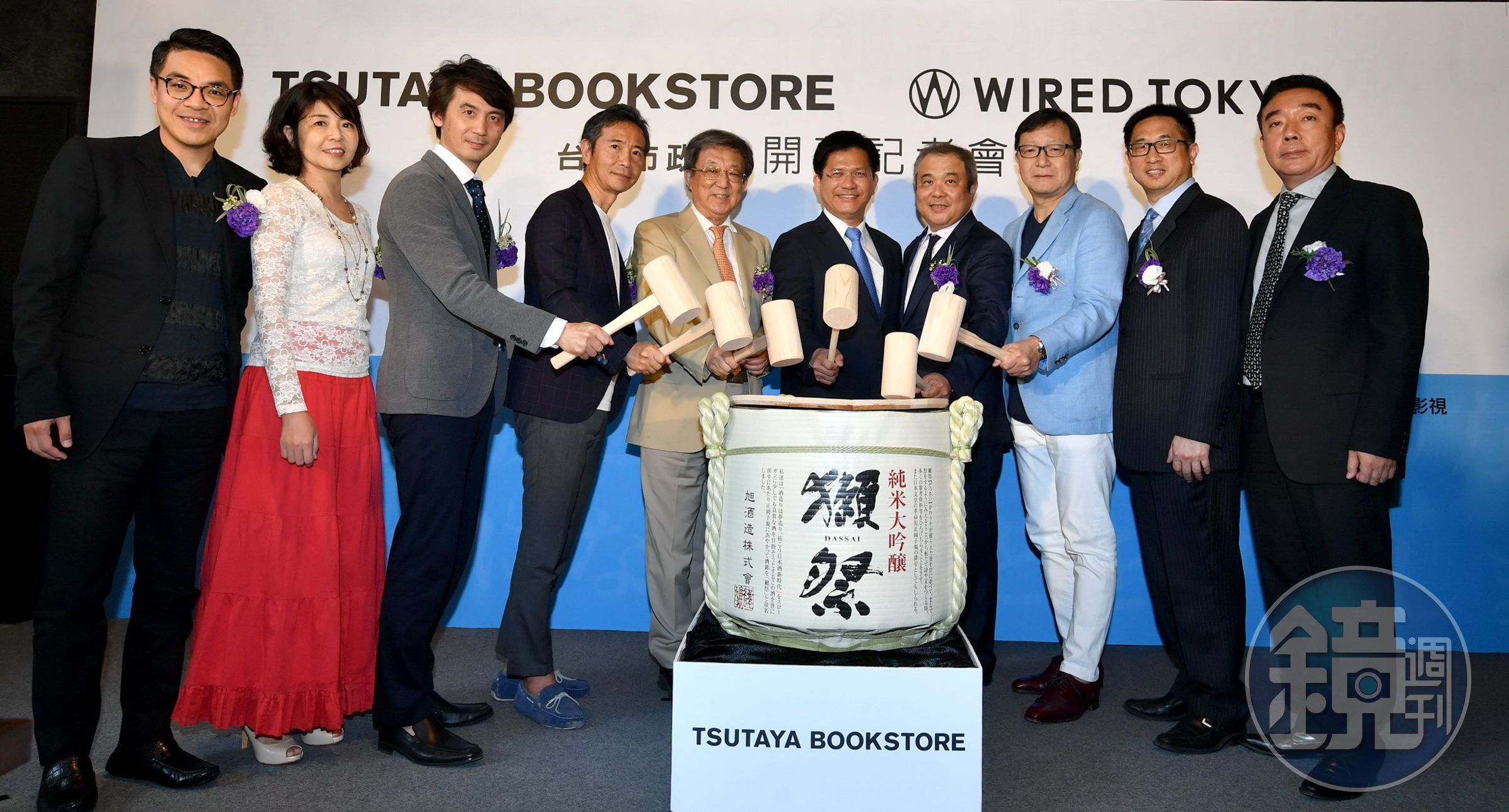 蔦屋書店「TSUTAYA BOOKSTORE」台中市政店26日開幕，包括中環集團董事長翁明顯、台中市長林佳龍都出席活動。（中環提供）