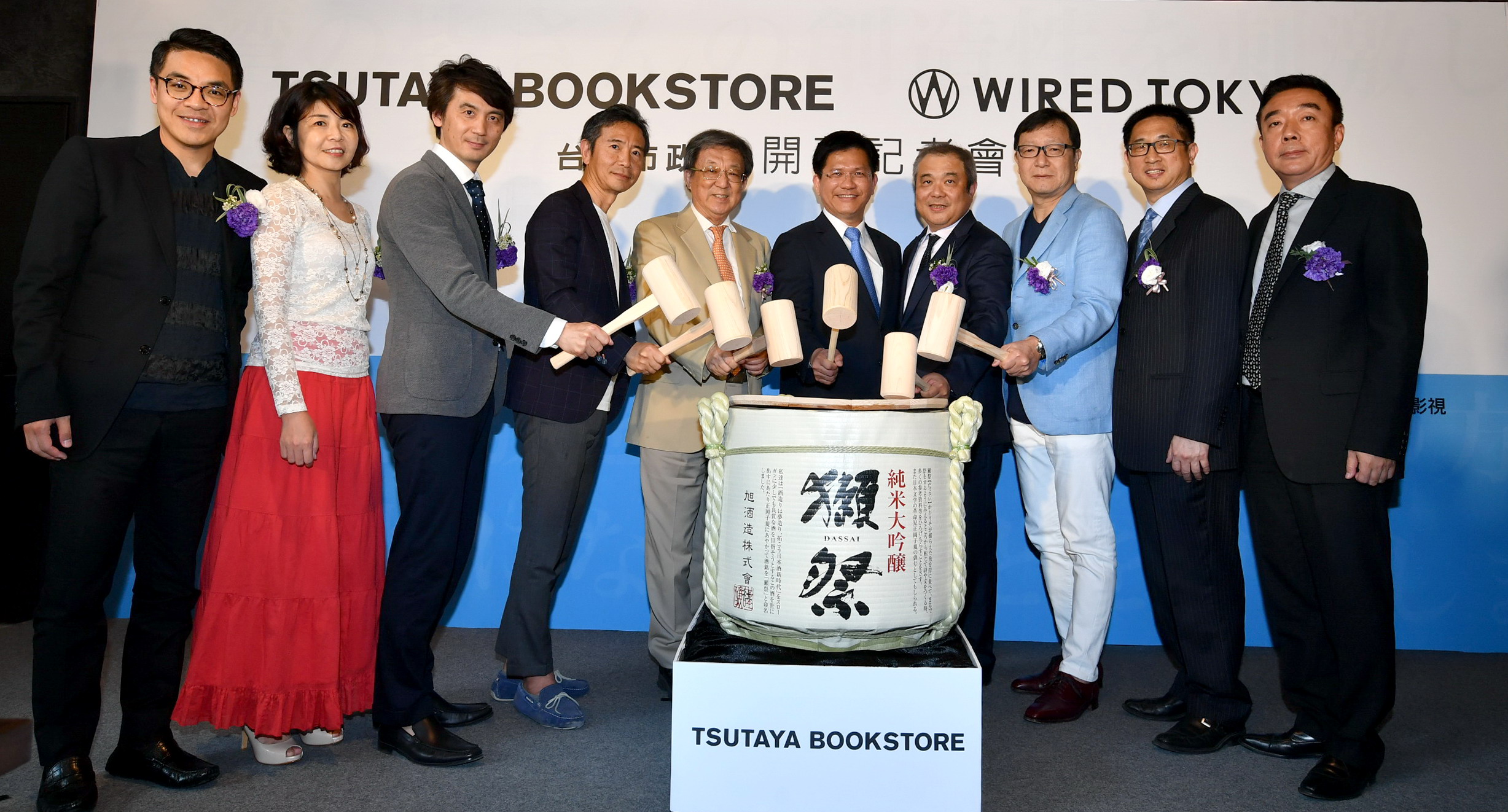 蔦屋書店「TSUTAYA BOOKSTORE」台中市政店26日開幕，包括中環集團董事長翁明顯、台中市長林佳龍都出席活動。（中環提供）