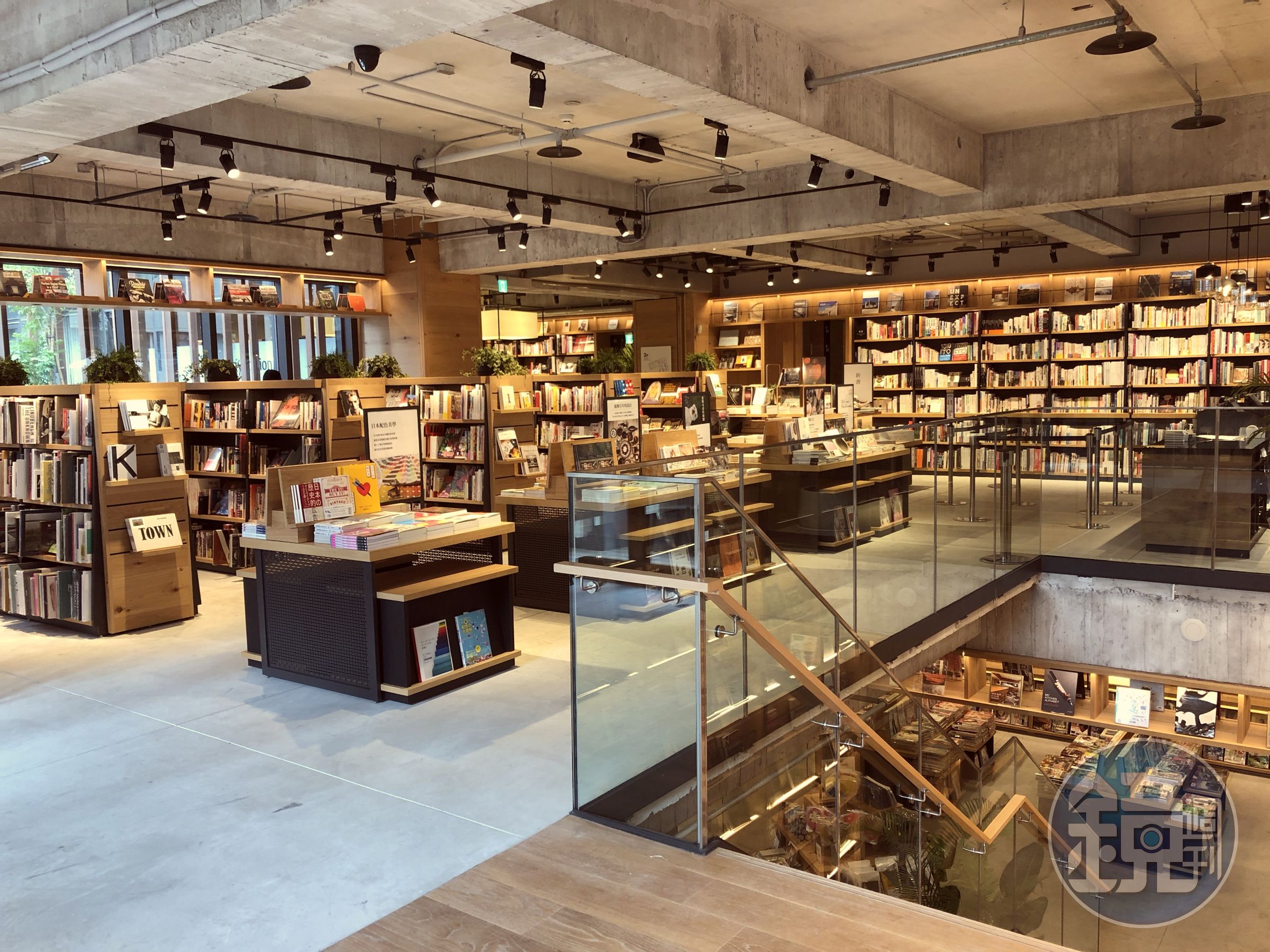 蔦屋書店台中分店空間寬敞，由於鄰近台中國家歌劇院，在選品上也特別強調藝術感與文化特性。（中環提供）
