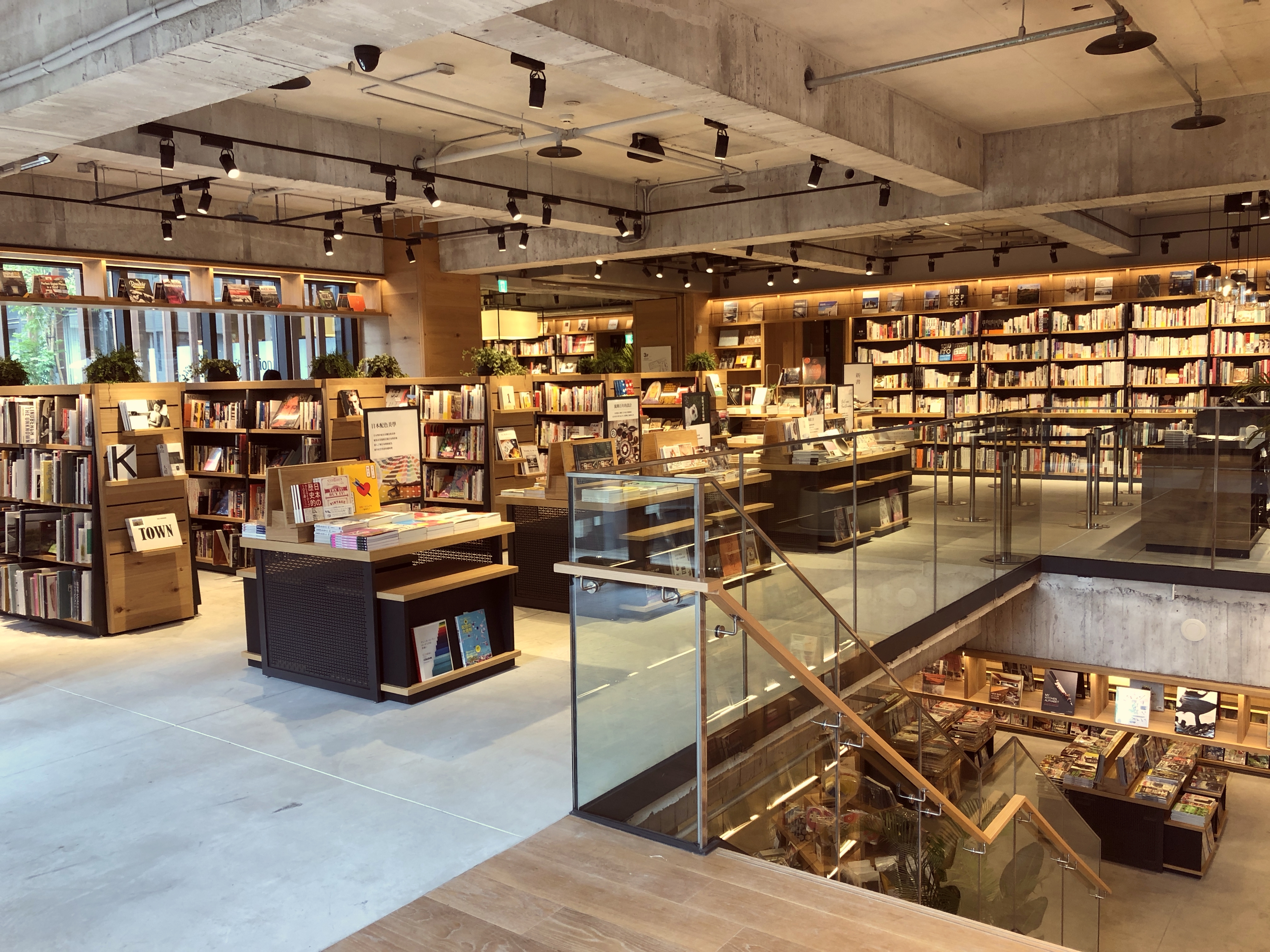 蔦屋書店台中分店空間寬敞，由於鄰近台中國家歌劇院，在選品上也特別強調藝術感與文化特性。（中環提供）