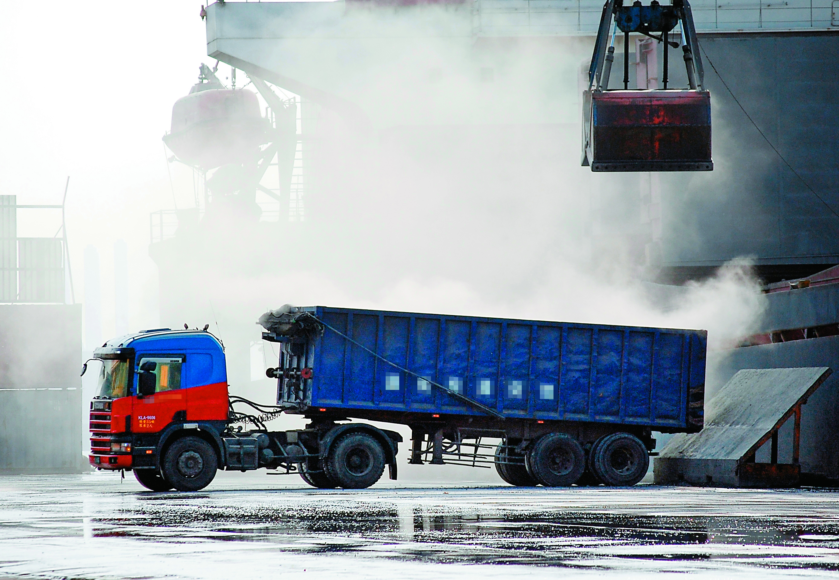 2017年11月，記者直擊台中港水泥熟料裝卸過程，嚴重粉塵飛揚，現場如陷五里霧中。