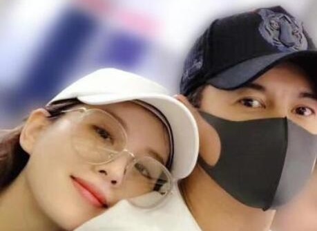 吳奇隆與劉詩詩在日本京都自拍。（翻攝自新浪娛樂）