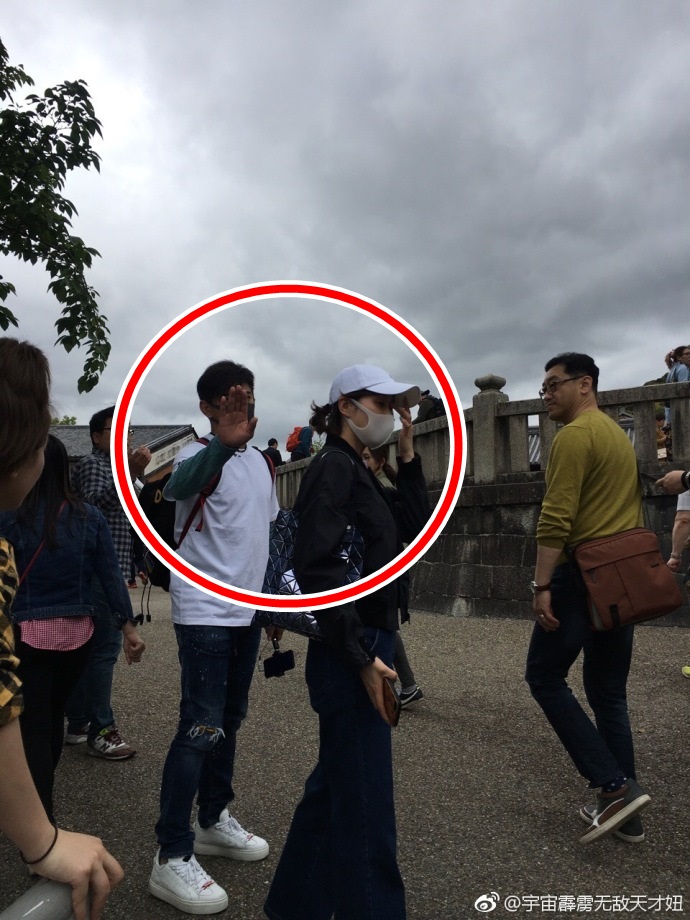 在京都清水寺,吳奇隆伸手阻擋網友拍照,旁為劉詩詩。(翻攝自新浪娛樂)