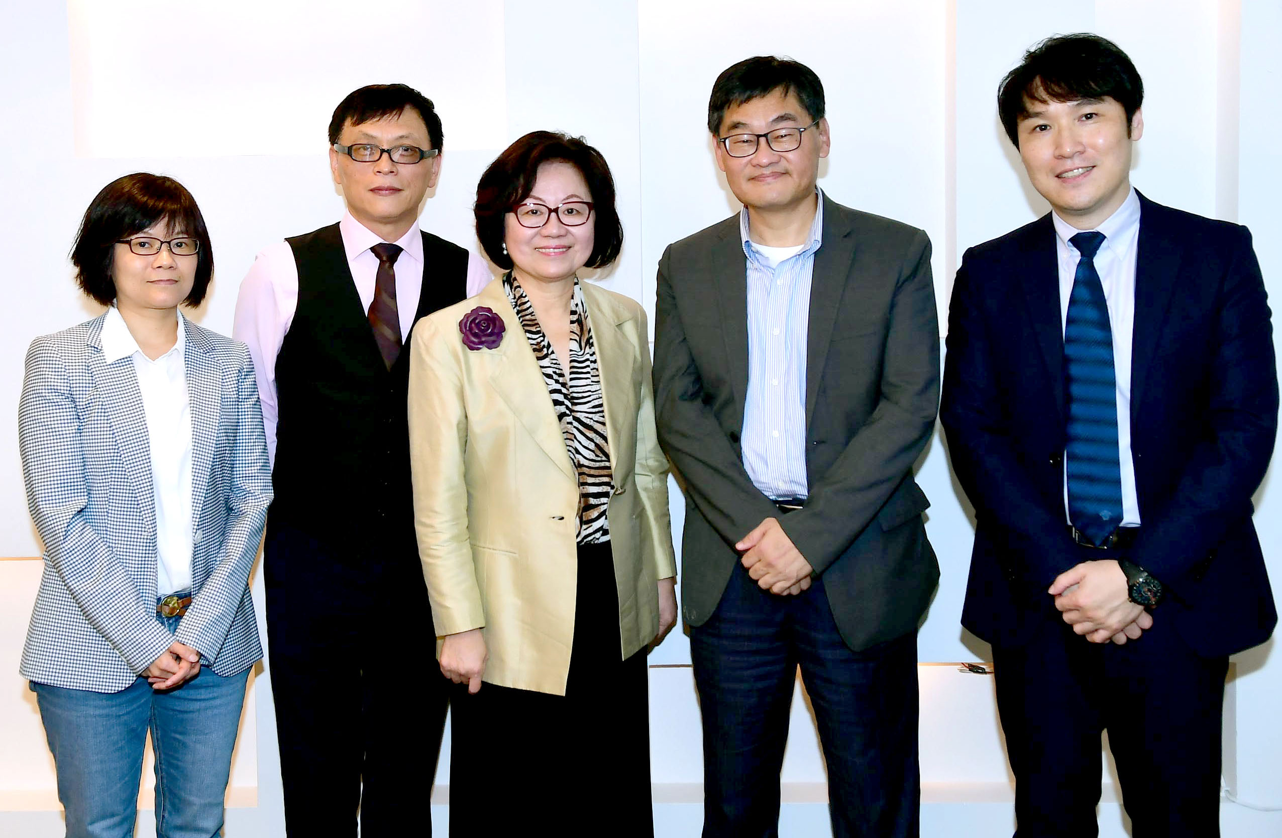 華視總經理陳郁秀（中）率新團隊特助劉桂蘭特助（左起）、副總王育麟、總經理莊豐嘉、副總劉俊麟與媒體見面。（華視提供）