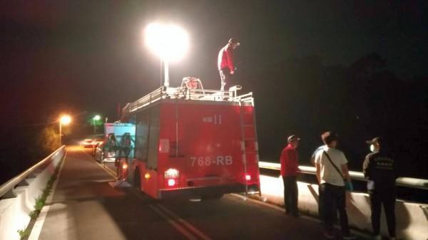 警方請消防局出動探照燈照明搜索獅頭坪橋下方的峨眉湖面。（警方提供）