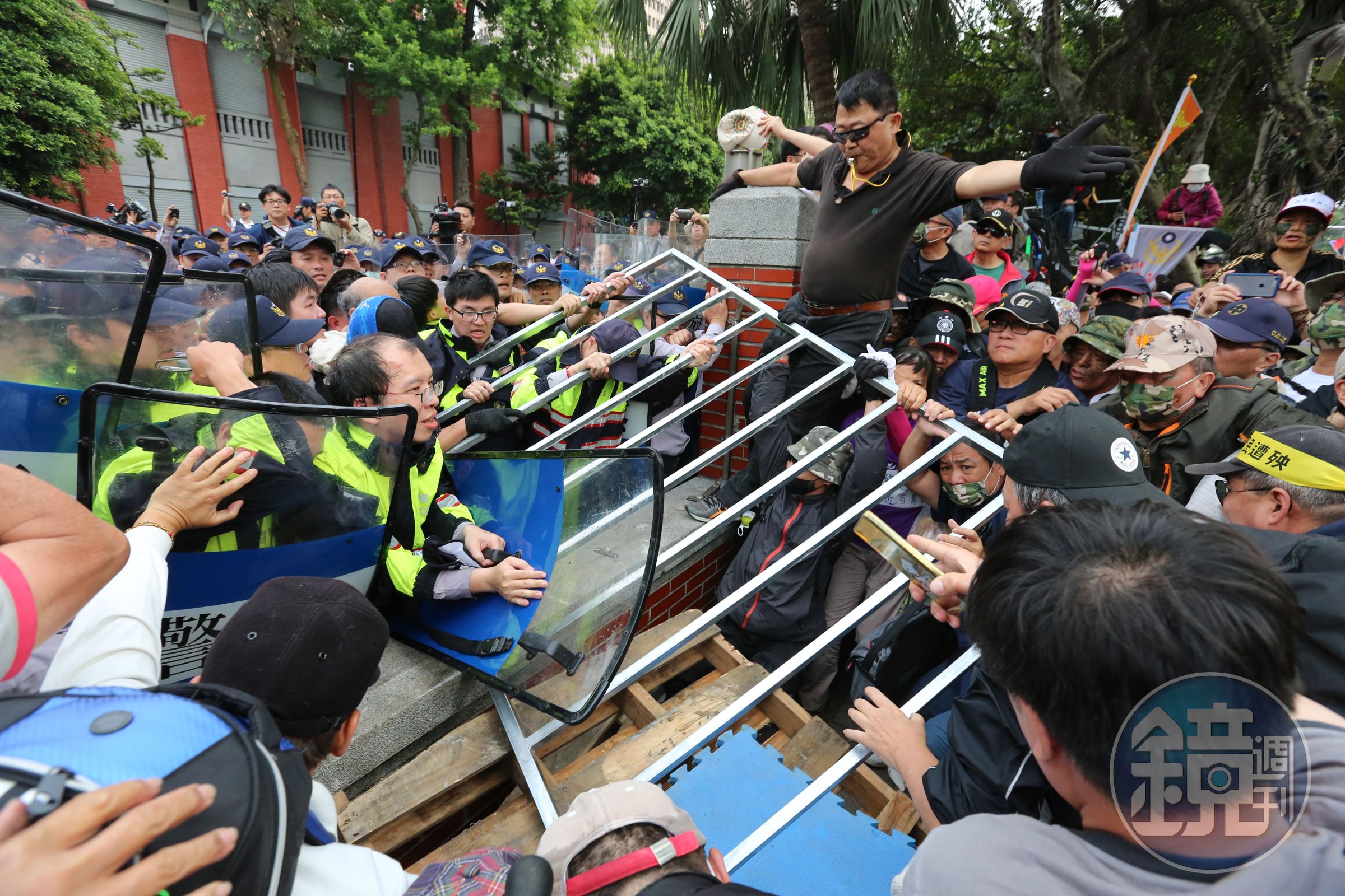 昨日反年改團體在立法院前抗爭，造成多名員警及媒體工作者受傷。