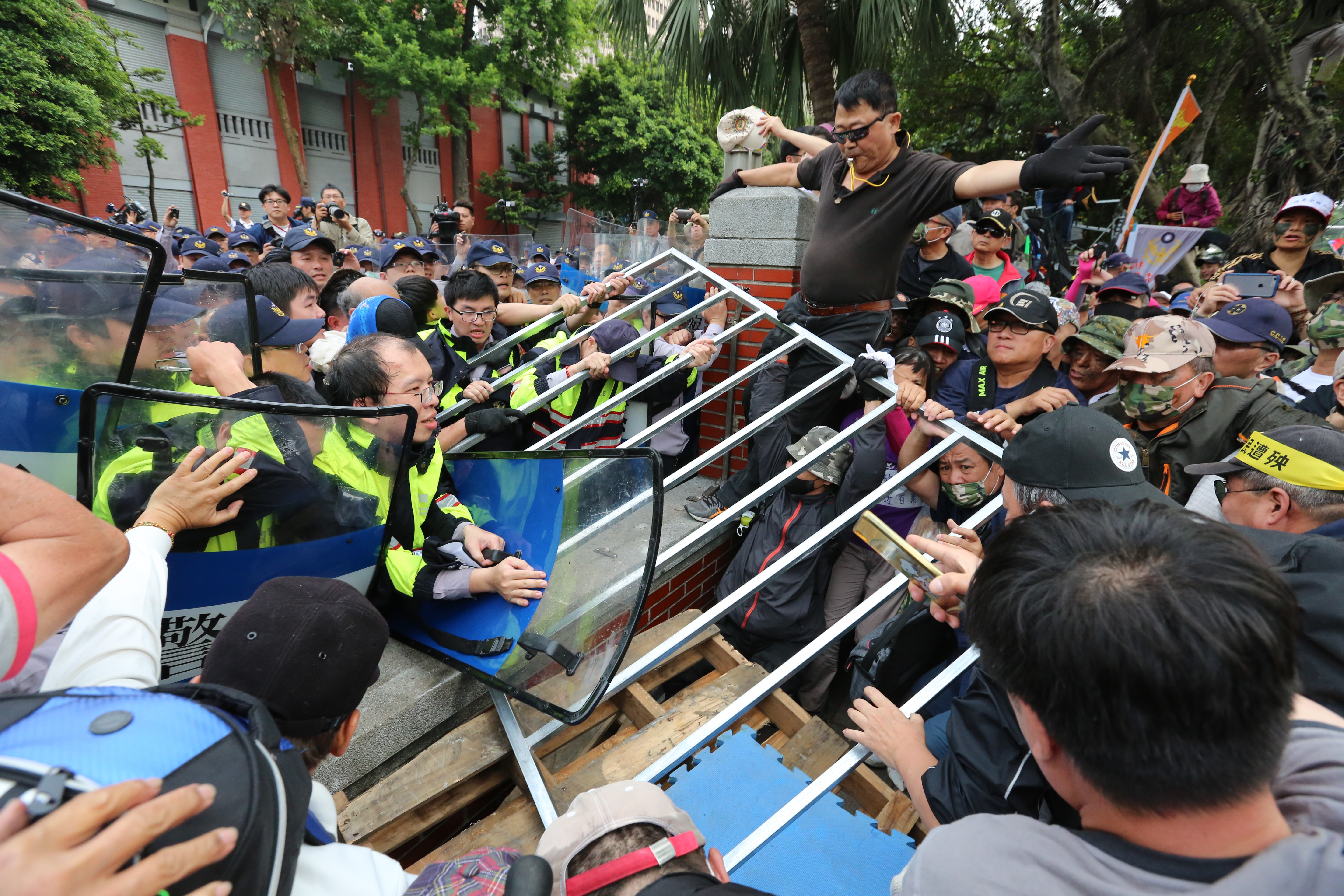 昨日反年改團體在立法院前抗爭，造成多名員警及媒體工作者受傷。