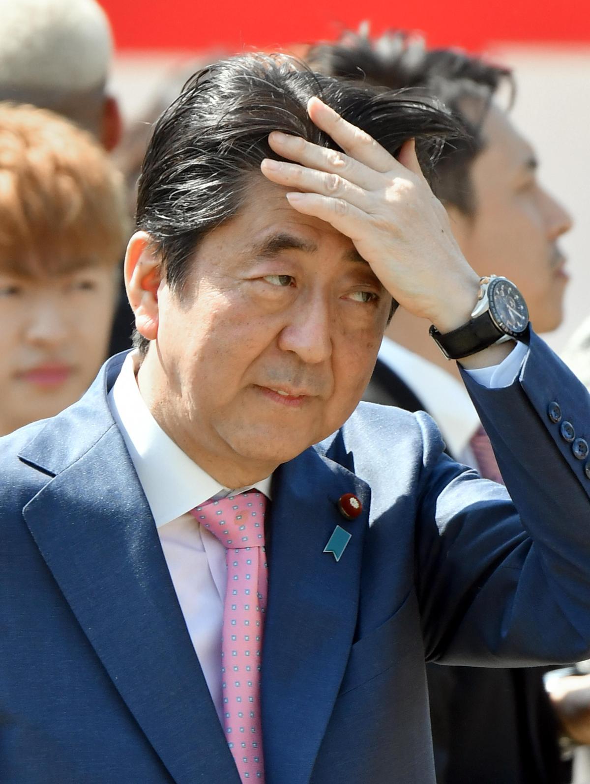 日本首相安倍晉三出席東京新宿御苑「賞櫻會」。先後要登場的兩韓峰會與「川金會」是他外交上焦慮的來源。(東方IC)