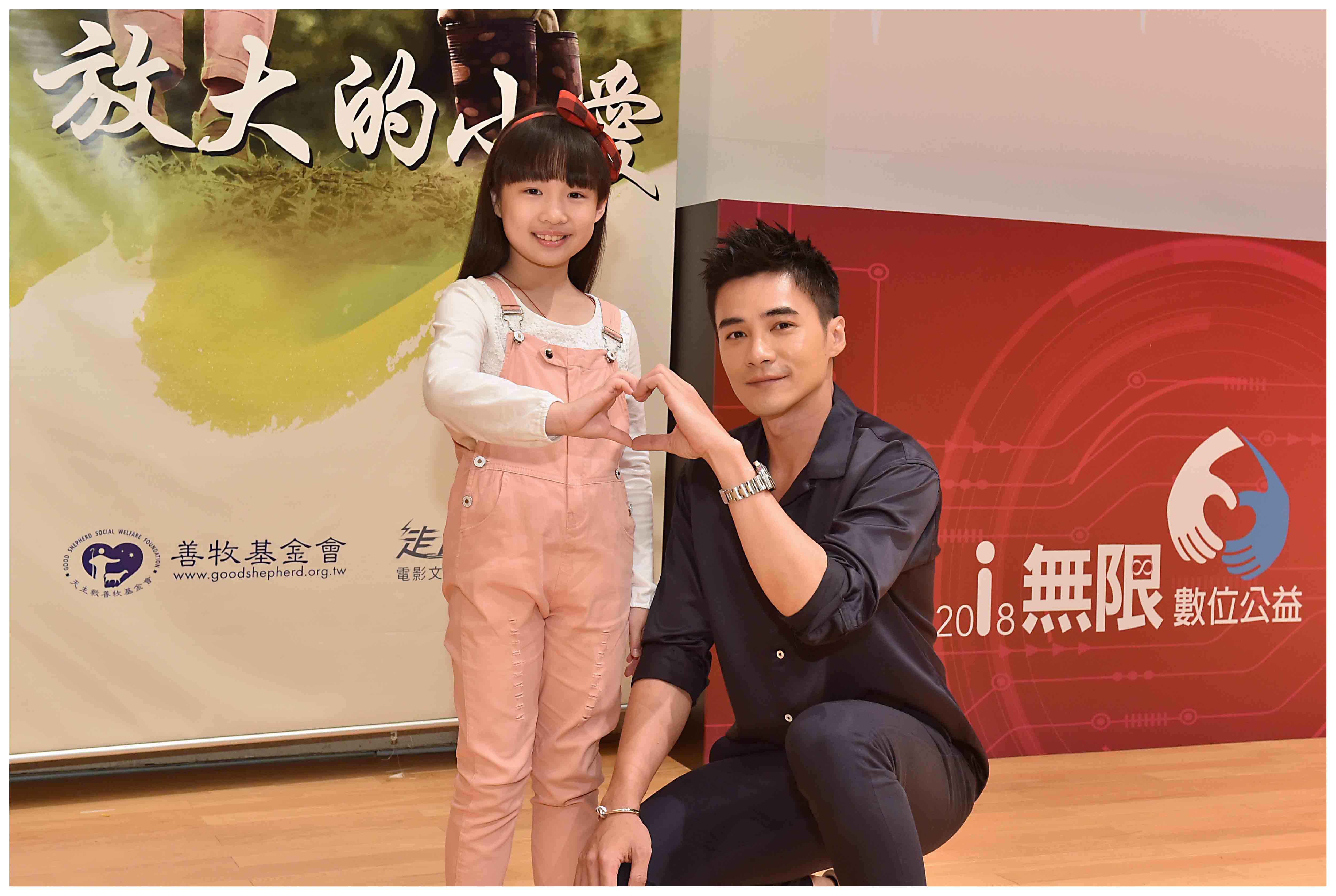 是元介拍攝公益微電影《放大的小愛》，為原住民媽媽盡份心。（台灣大哥大公益基金會提供）