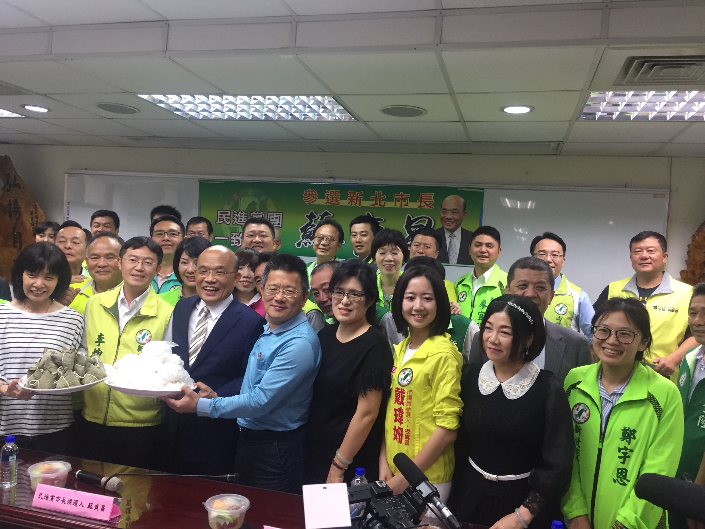 蘇貞昌接受新北民進黨團贈送，象徵包中的包子和粽子。