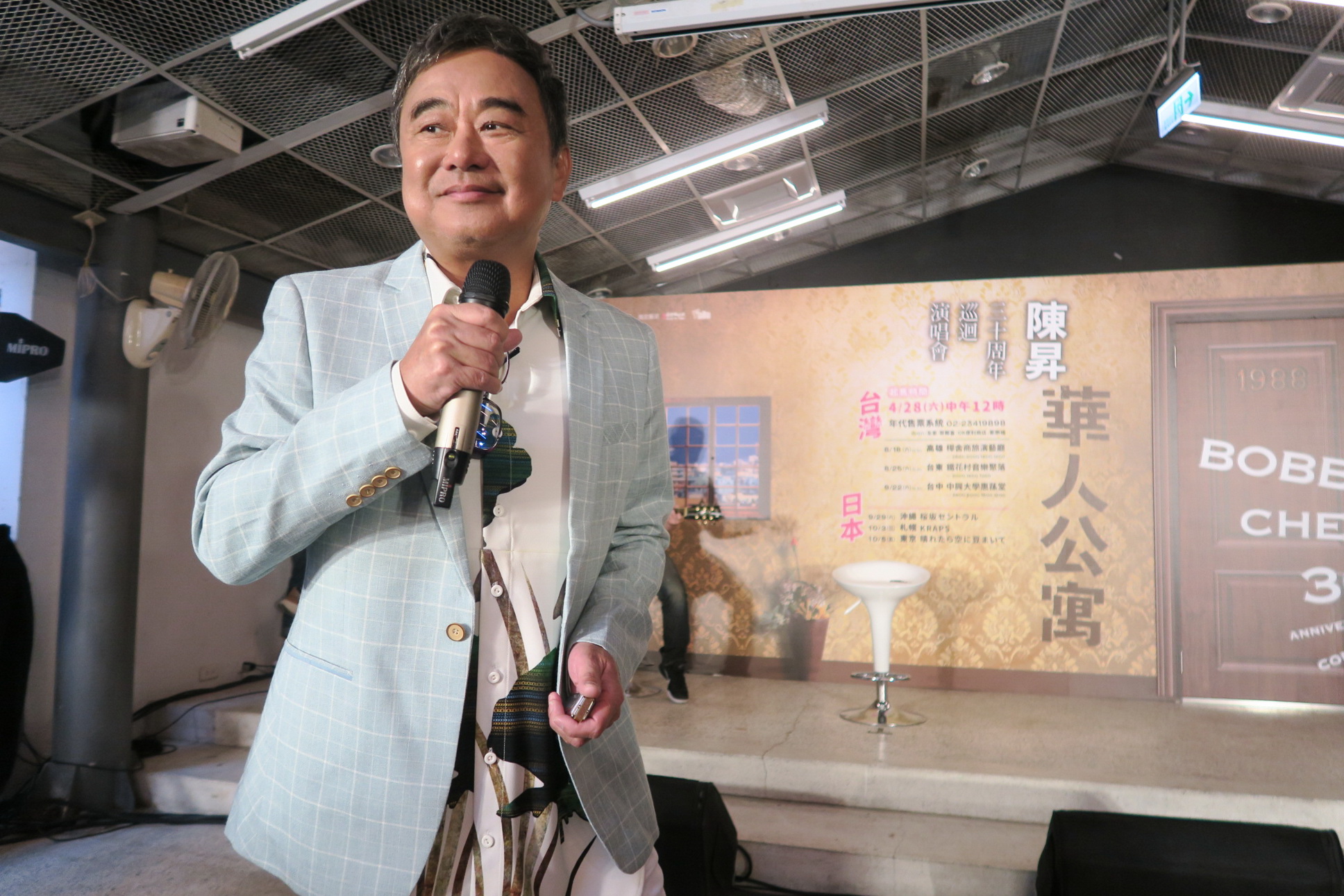 陳昇演唱〈擁擠的樂園〉等經典，隨興走到台下與媒體互動。（新樂園製作提供）