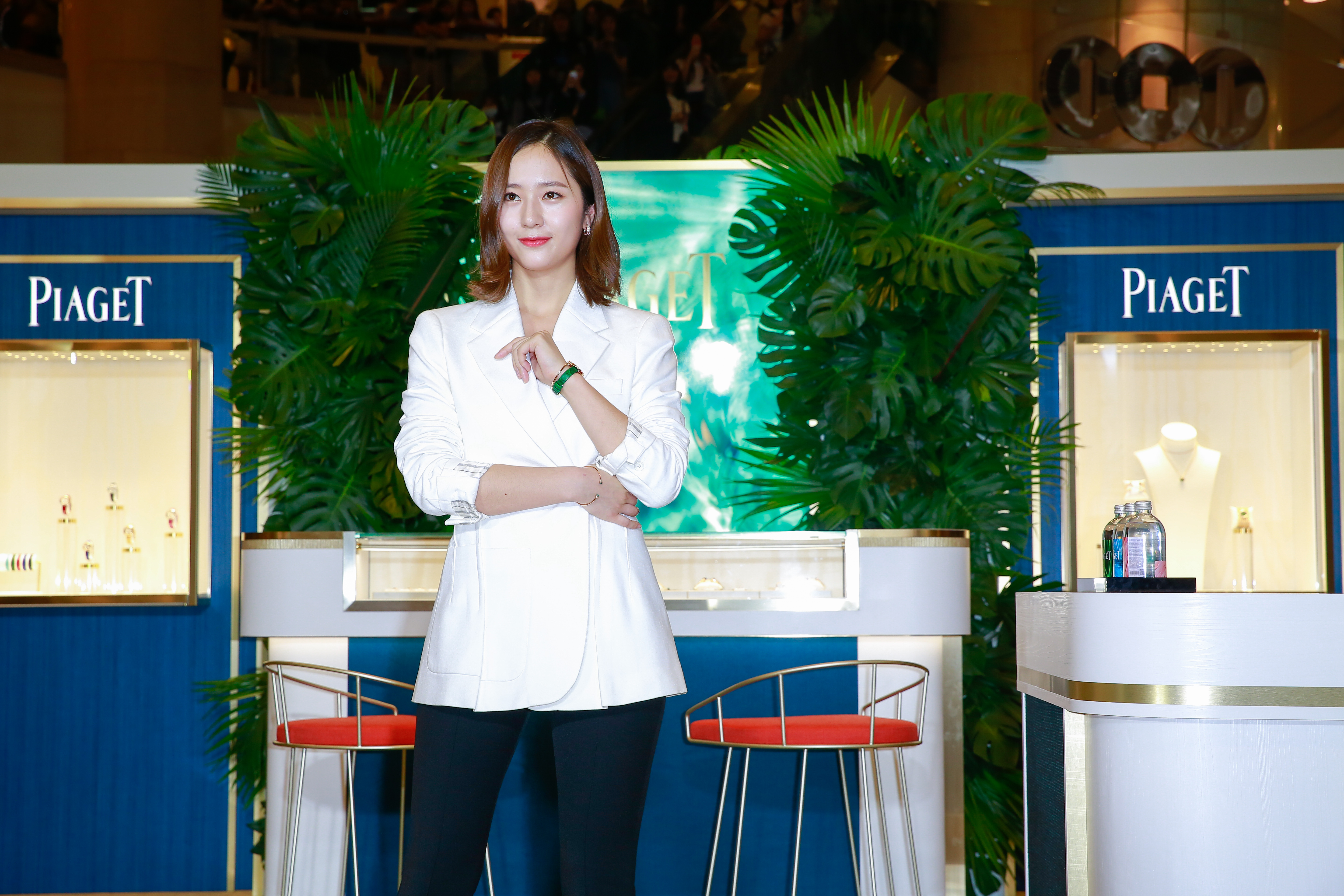 韓國女星Krystal為精品品牌來台，俐落西裝現性感。