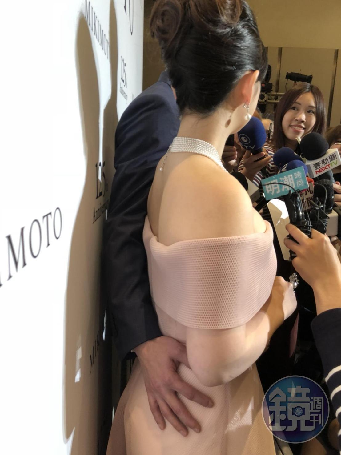 江宏傑受訪中途,悄悄把手放在嬌妻腰臀處,為她加油打氣。