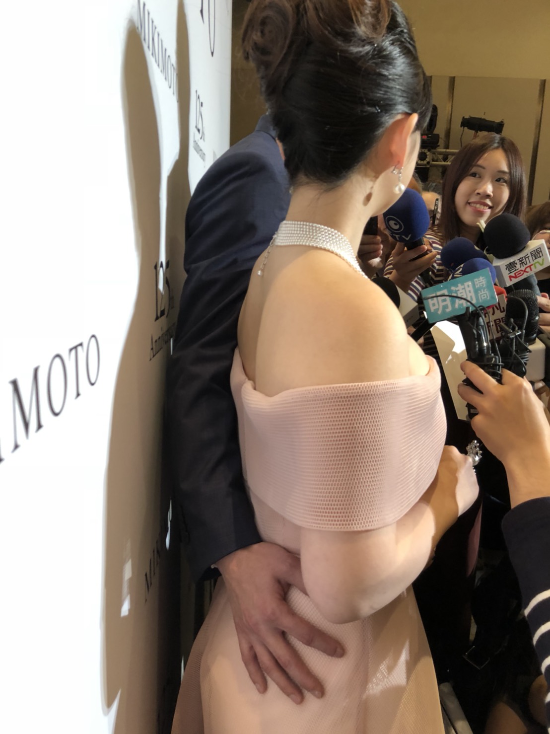 江宏傑受訪中途，悄悄把手放在嬌妻腰臀處，為她加油打氣。