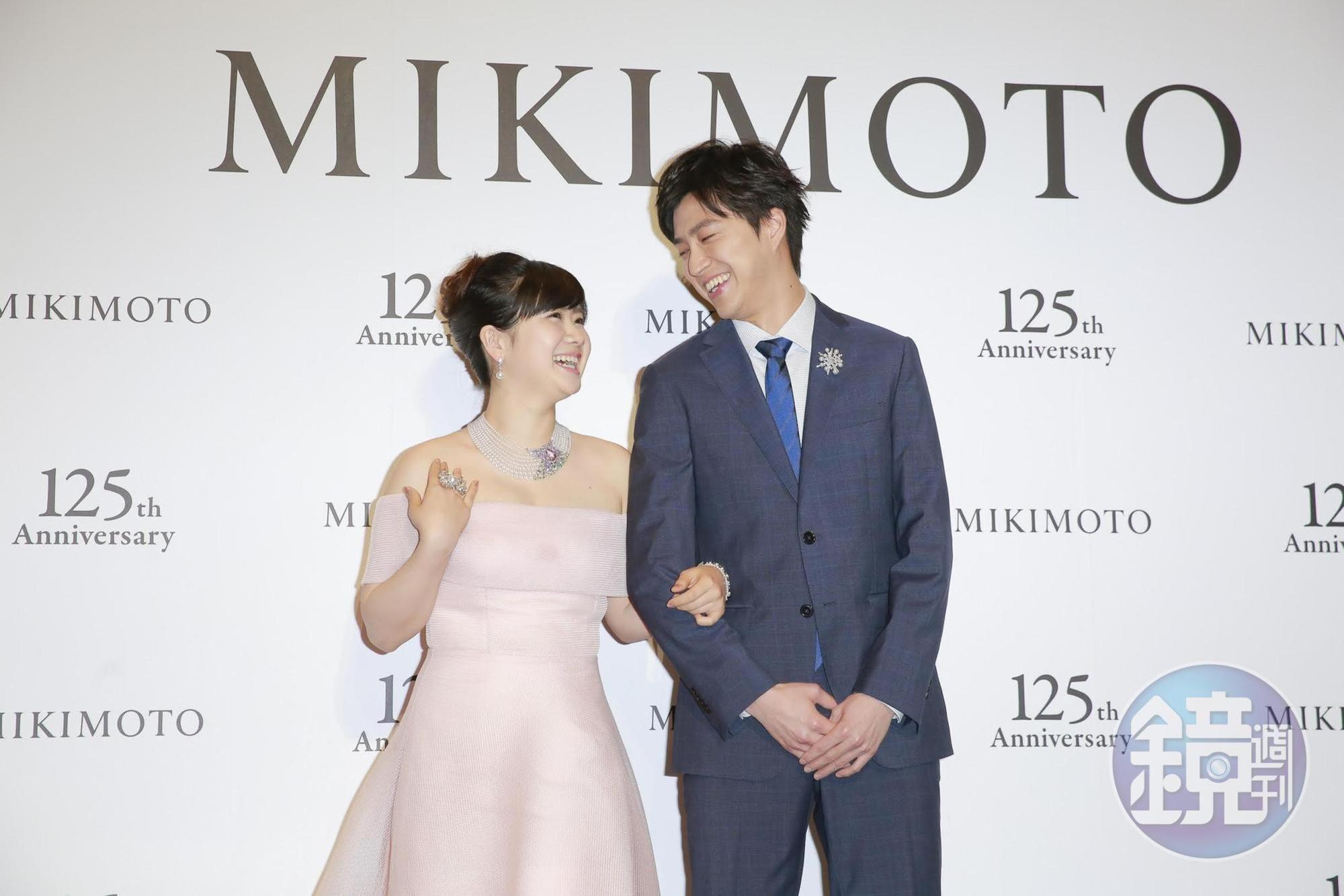 江宏傑與福原愛夫妻,感情甜蜜,出席記者會時不時相視而笑。