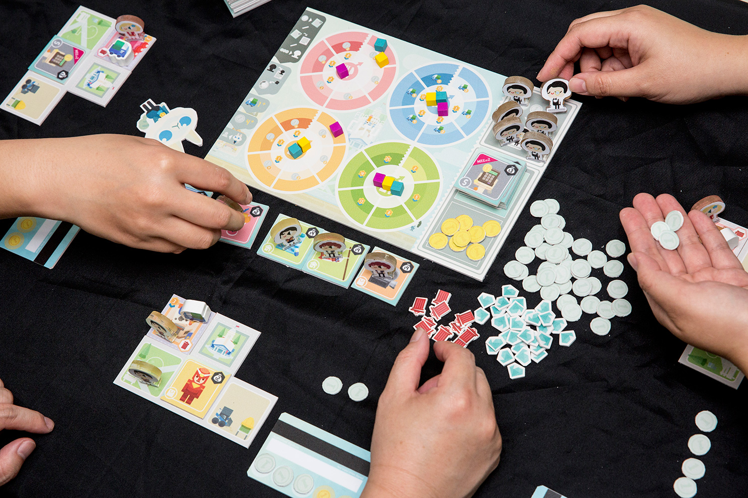 四合願與大玩桌遊合作，將下載超過300萬人次的APP《記帳城市》進行桌遊化。