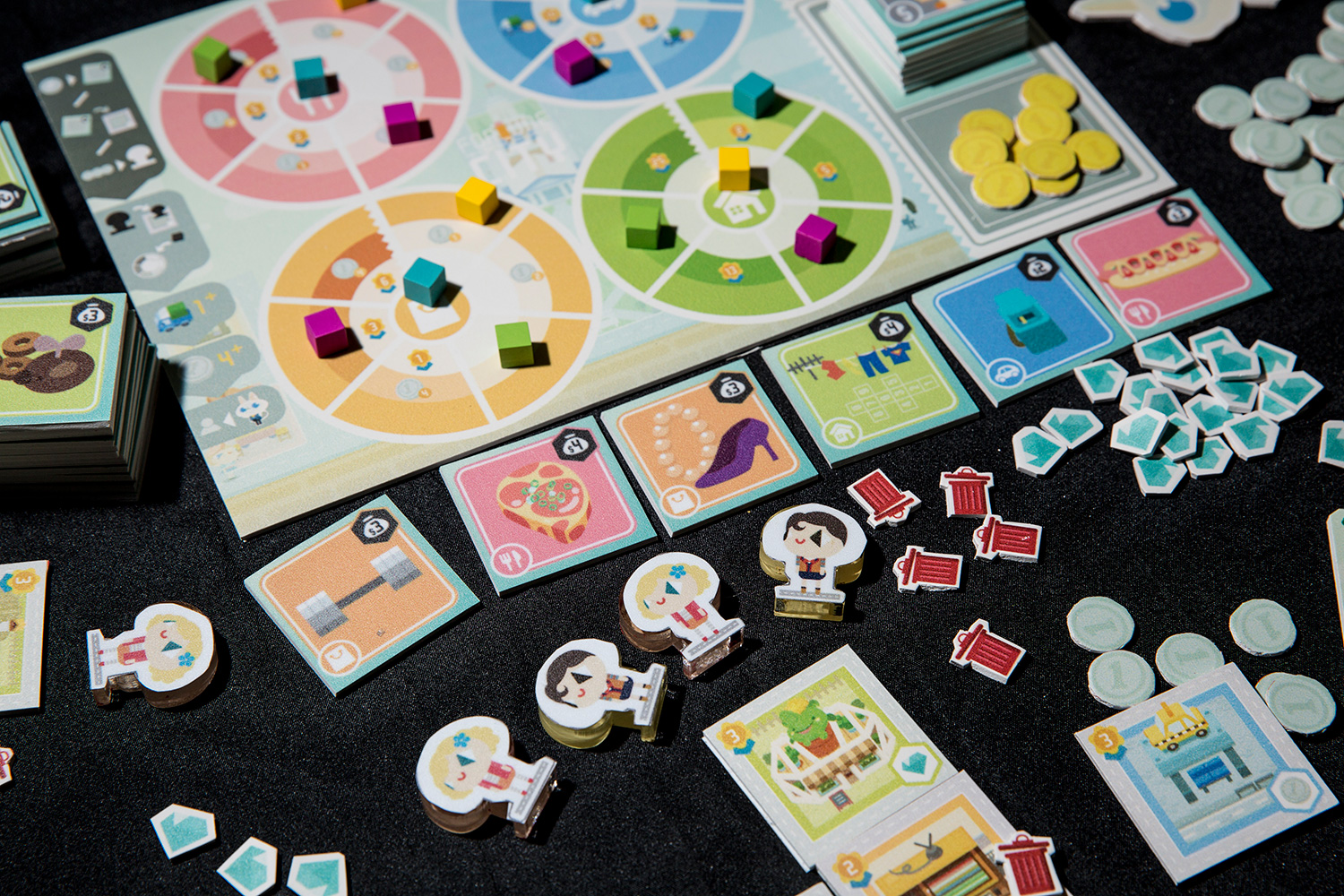 遊戲板塊有兩面,一面是消費商品,另一面是可以轉換的建築。
