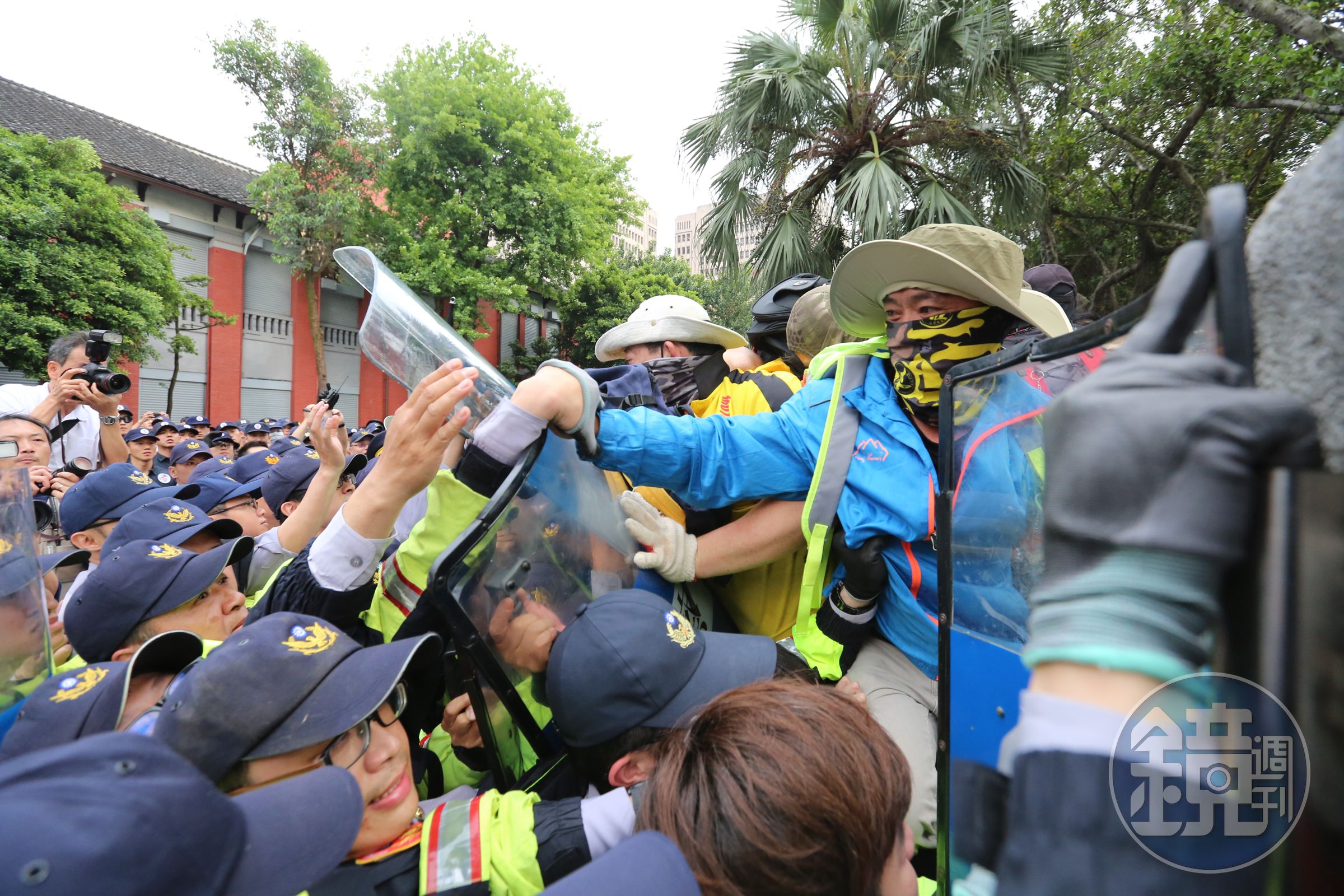 反年改團體連日來在立法院抗議引發衝突，不但多達84名員警被打受傷，連14位採訪記者都慘遭襲擊。