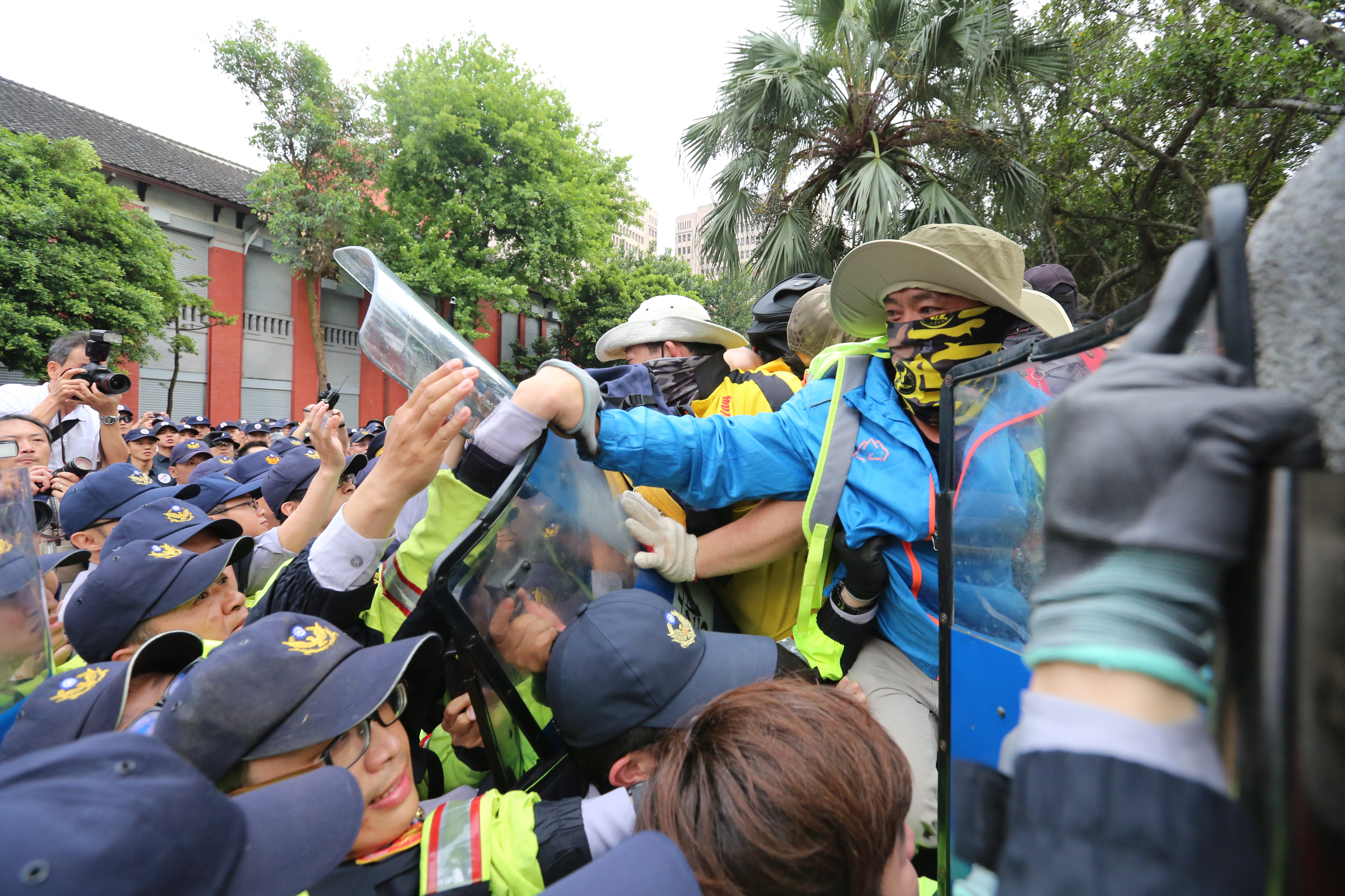 反年改團體連日來在立法院抗議引發衝突，不但多達84名員警被打受傷，連14位採訪記者都慘遭襲擊。