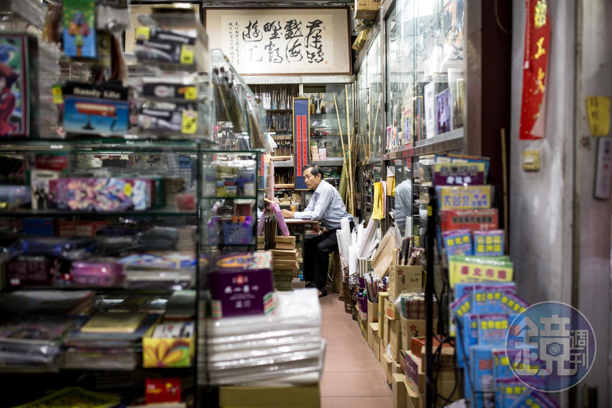 文山社是間堆滿文具的老文具行,但老闆陳耀文的製筆功夫卻讓許多重量書法家慕名而來。
