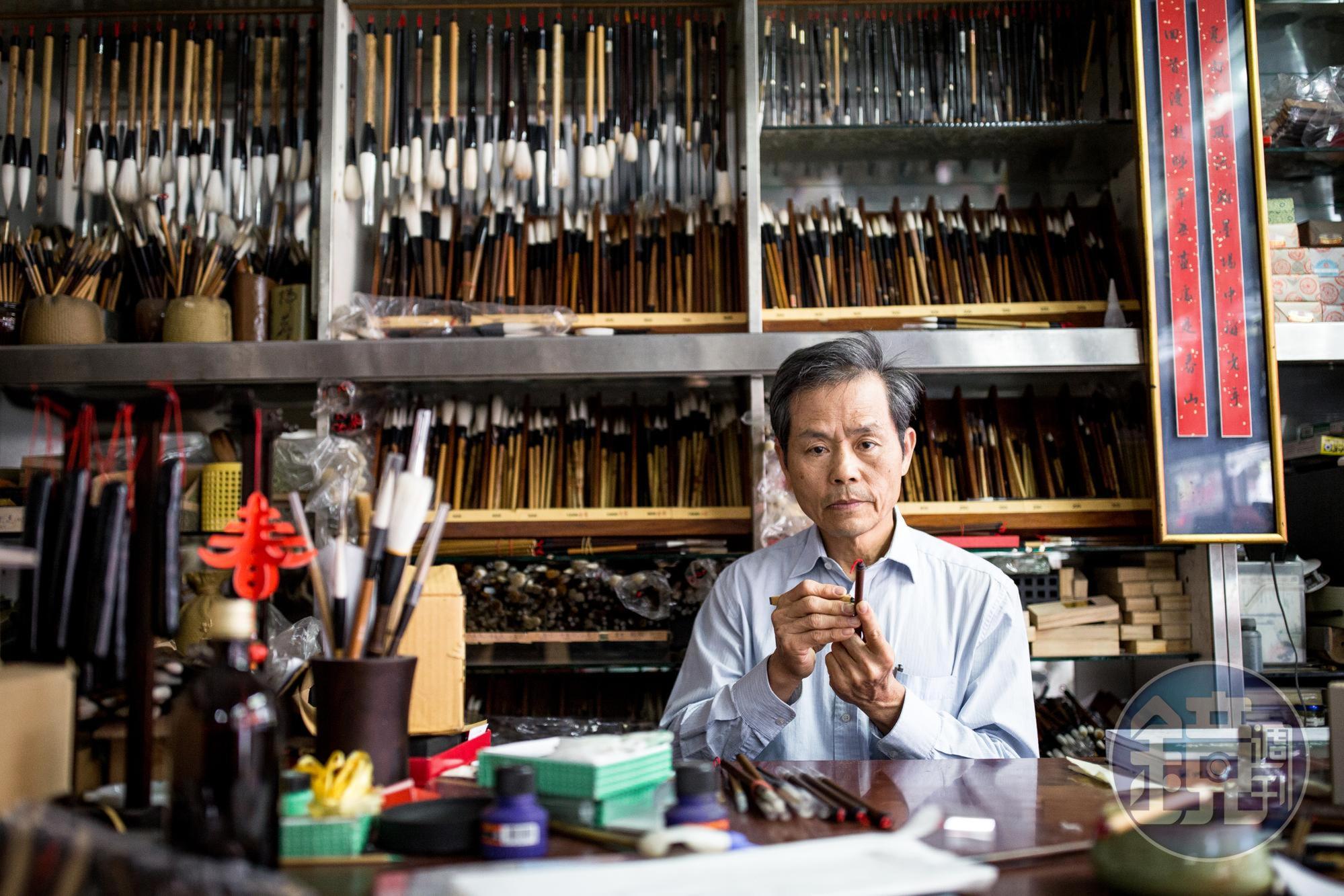 陳耀文生長於台南毛筆世家,為了取毛料,年幼時家中豬圈總是飼養2、3000隻天竺鼠。