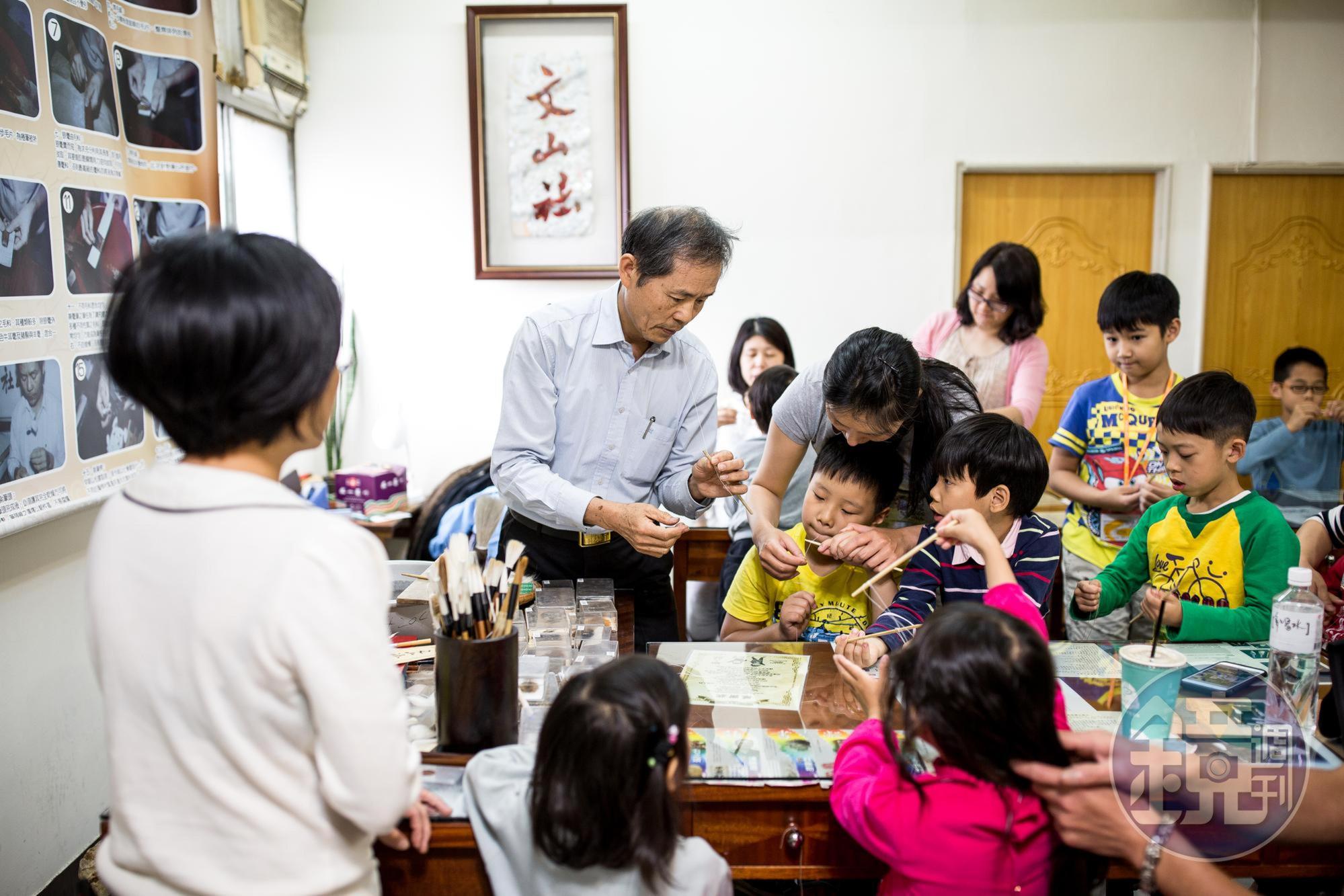 為了推廣毛筆技藝文化,文山社也開設DIY課程,新北市長朱立倫曾是學員。(DIY課程,300元/人)