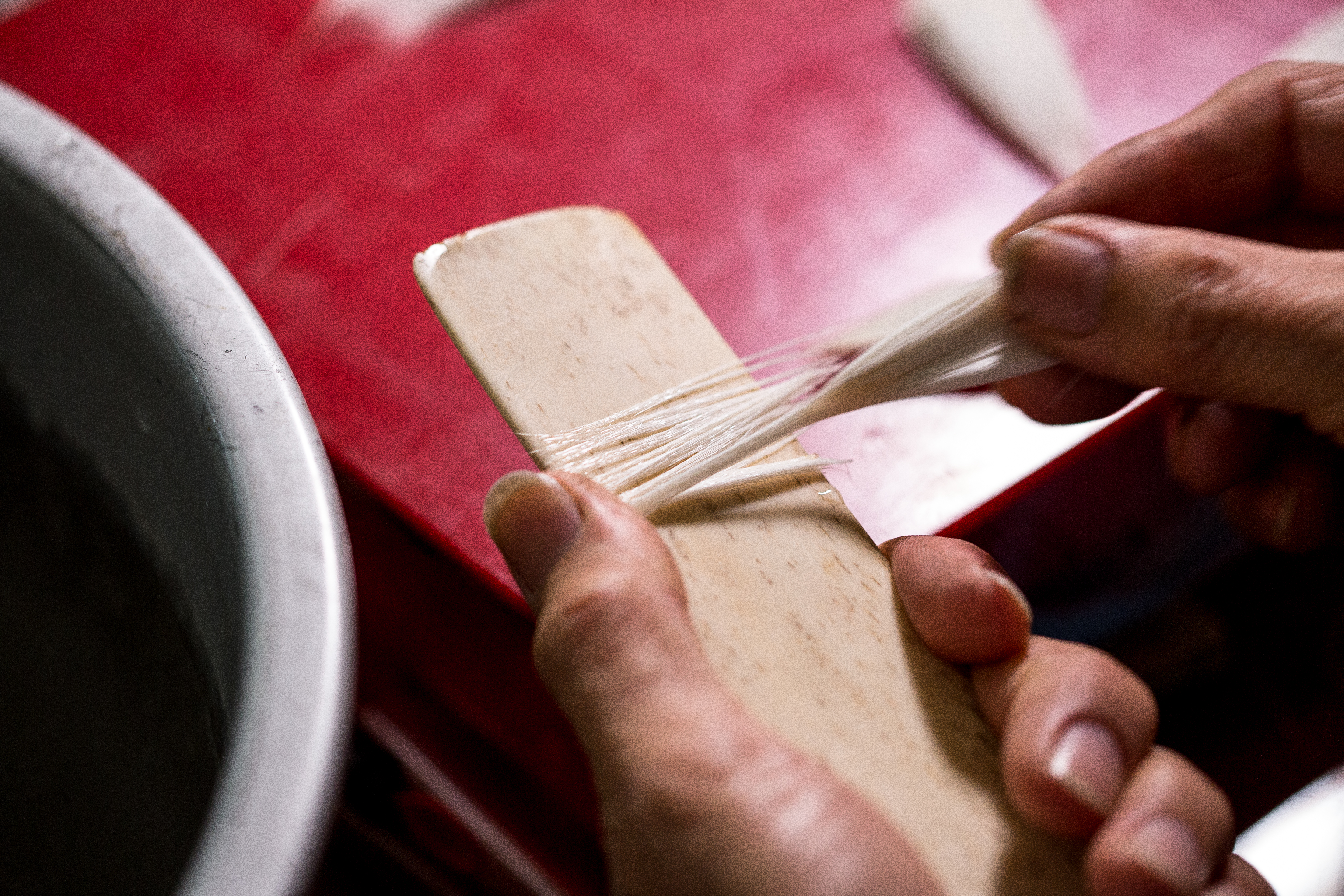 齊毛鋒:將泡過石灰水的毛料,整齊排列於齊毛板上。