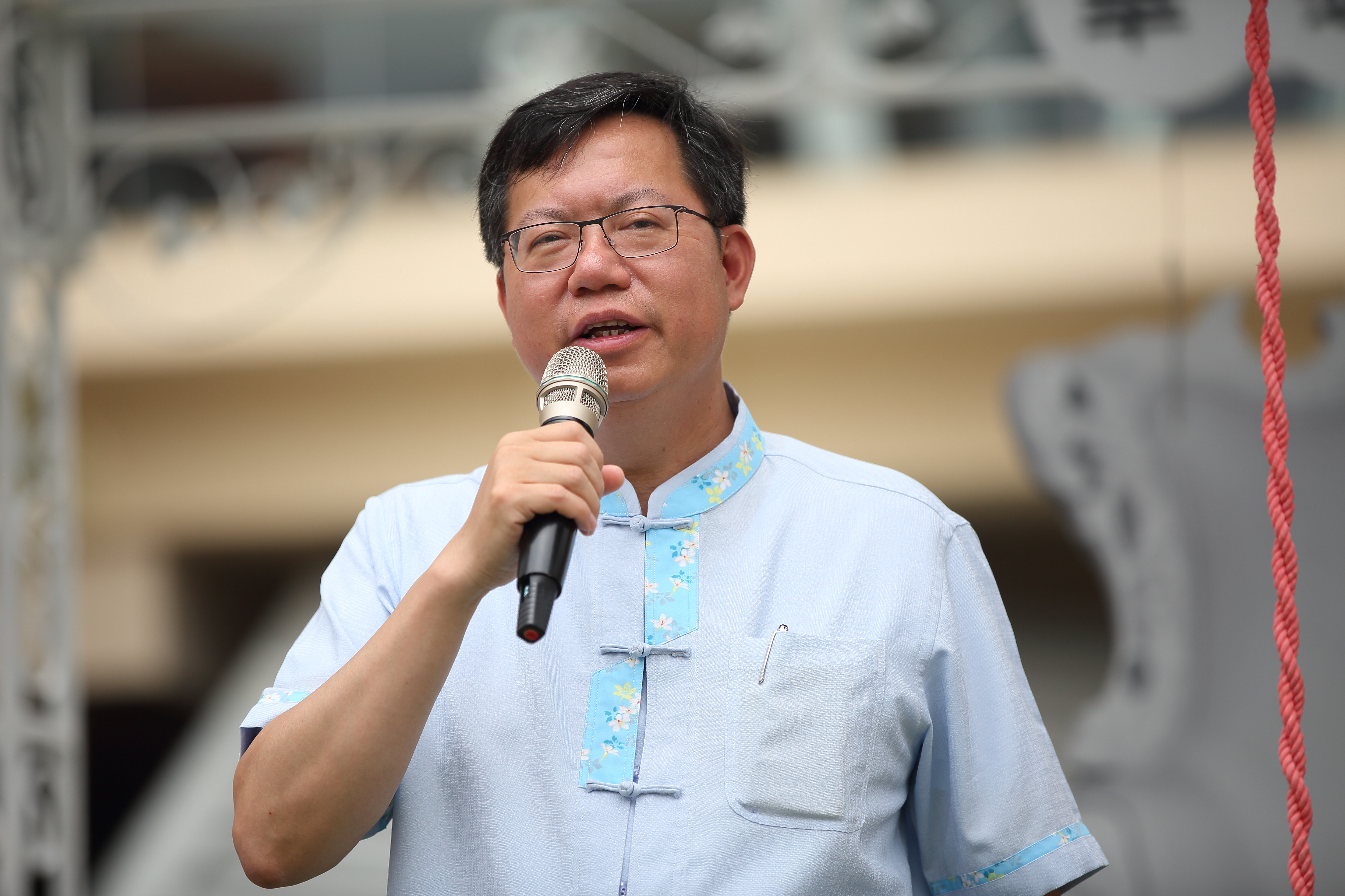 桃園市長鄭文燦夫妻2人存款974萬898元、另有保單6筆，但務高達1,889萬3,855元。