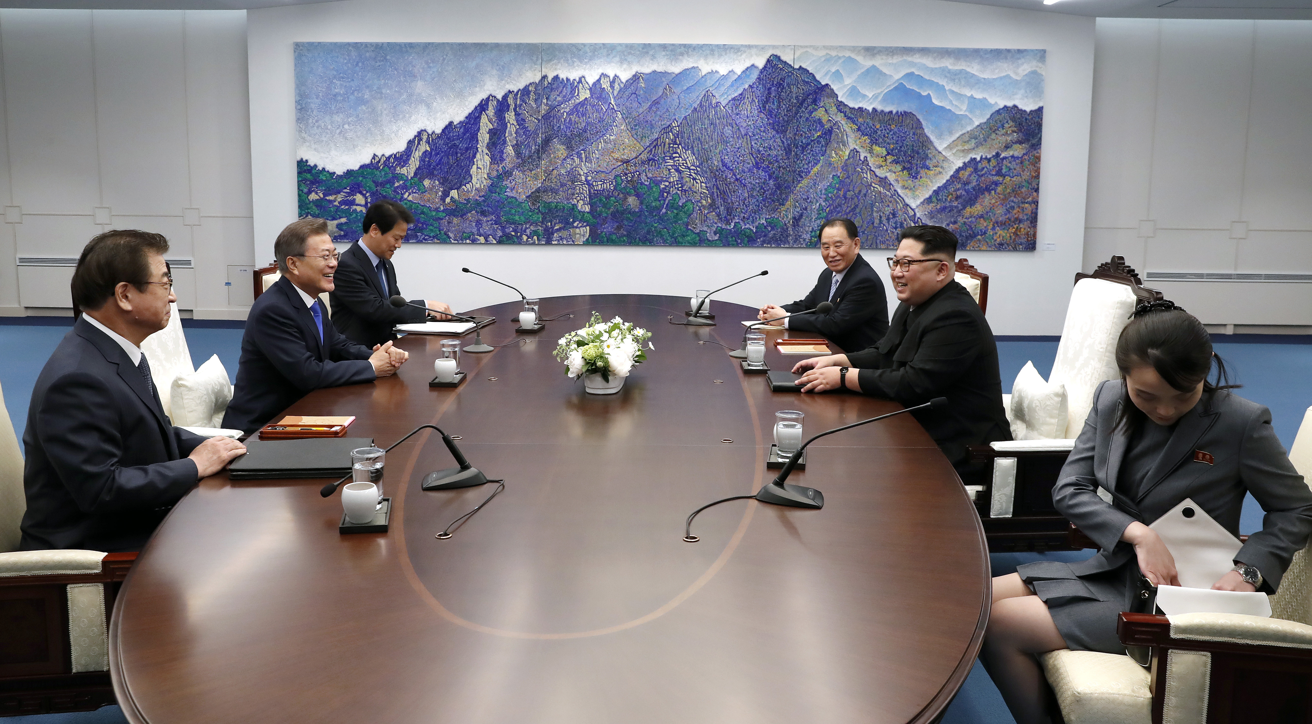 兩韓峰會在南韓轄區的「和平之家」舉行，兩位元首滿臉笑意。（東方IC）