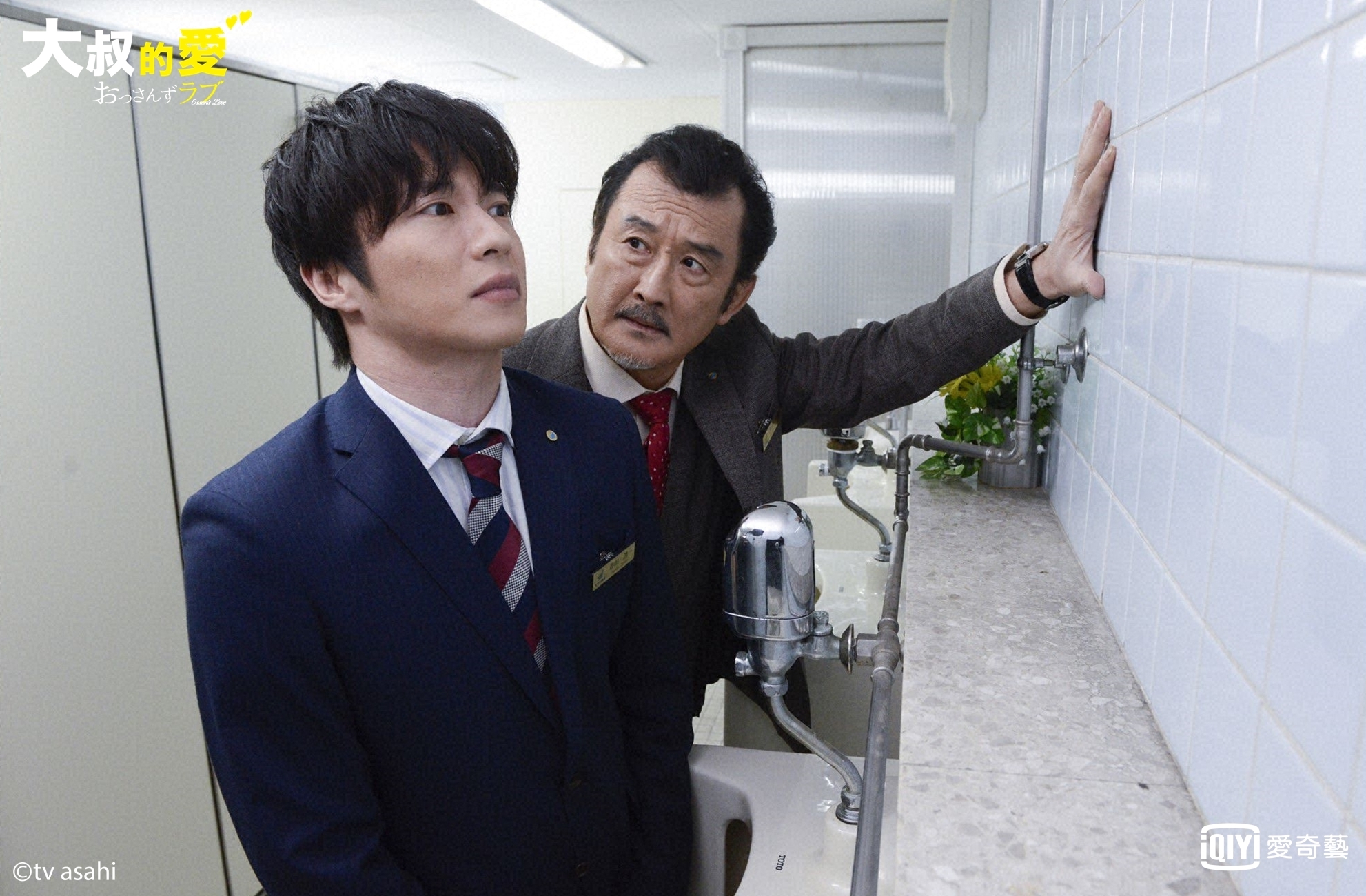 《大叔的愛》掀起SNS上一陣討論熱潮，吉田鋼太郎飾演的少女心部長瘋狂迷戀部屬田中圭。（愛奇藝台灣站提供）