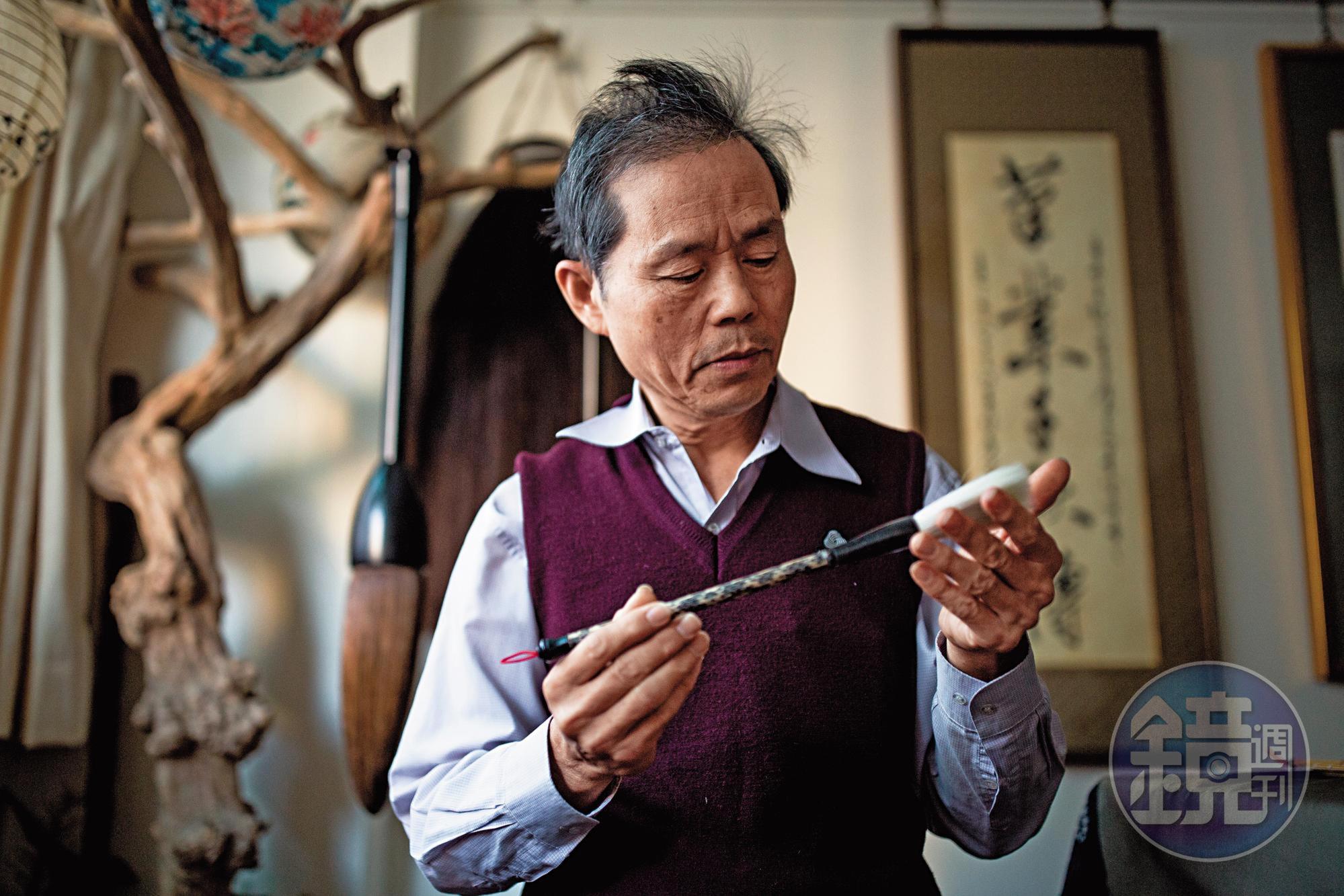 陳耀文生長於台南毛筆世家,為了取毛料,年幼時家中豬圈總是飼養2、3000隻天竺鼠。