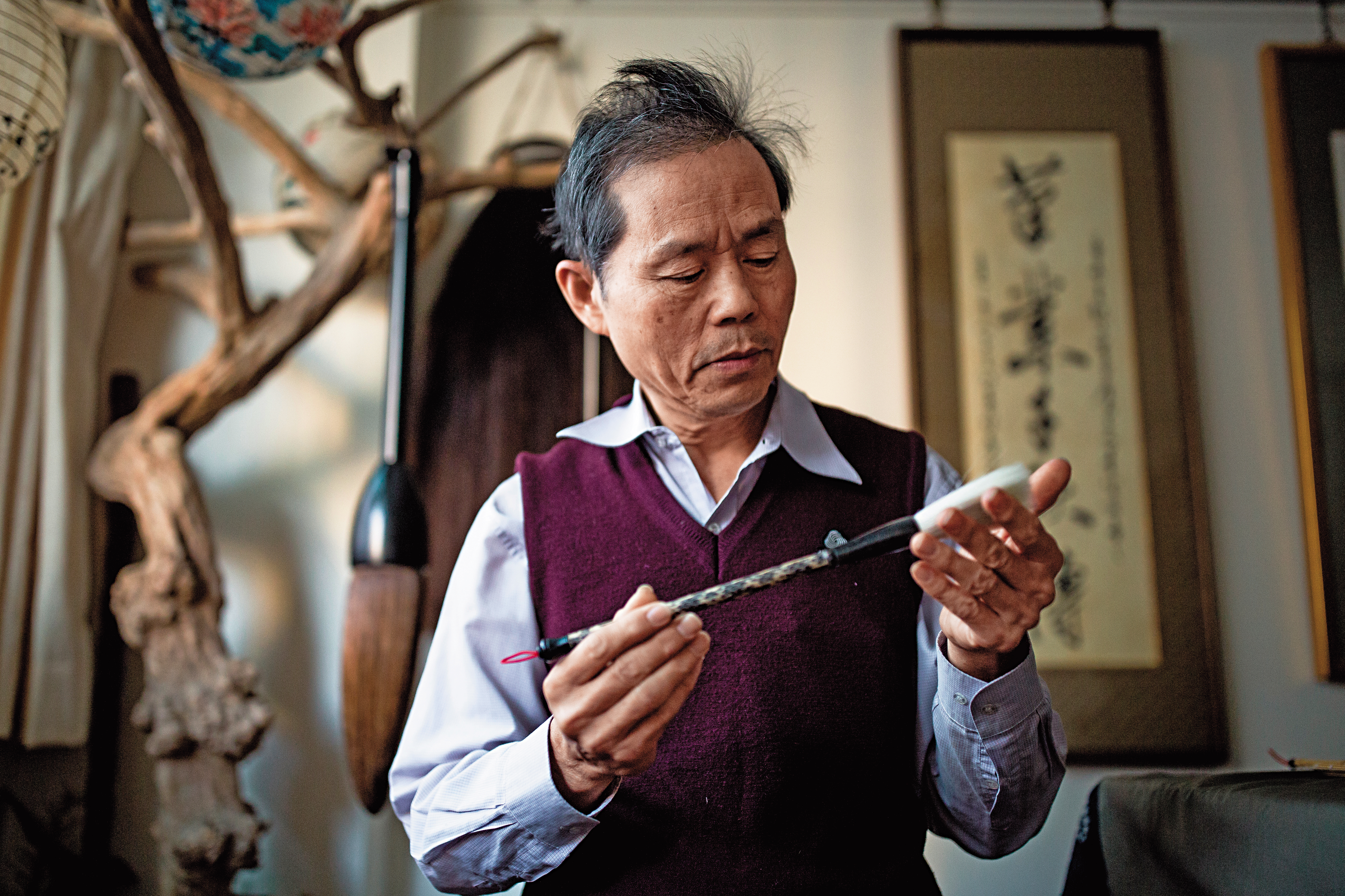 陳耀文生長於台南毛筆世家，為了取毛料，年幼時家中豬圈總是飼養2、3000隻天竺鼠。