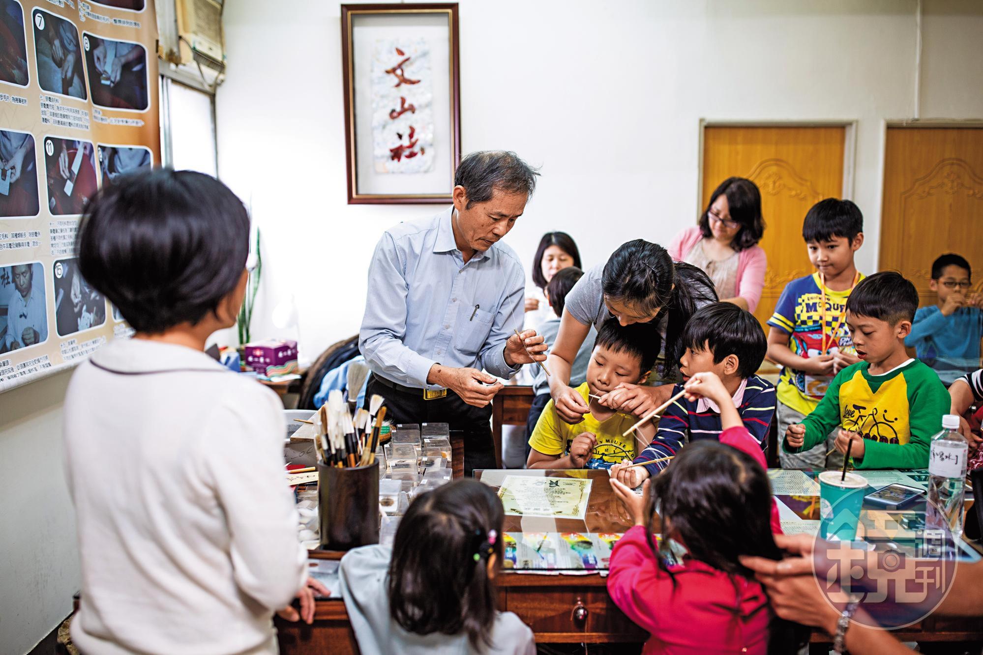 為了推廣毛筆技藝文化,文山社也開設DIY課程,新北市長朱立倫曾是學員。(DIY課程,300元/人)
