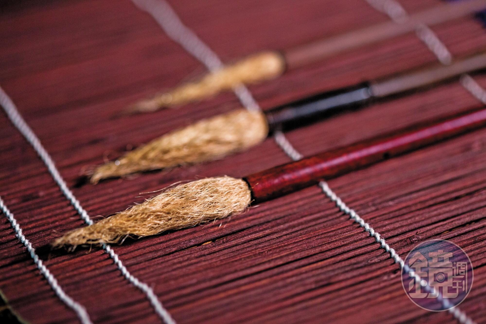 在四川臥龍撿回的貓熊毛,因為數量稀少,去了2趟才做成3根毛筆。(非賣品)