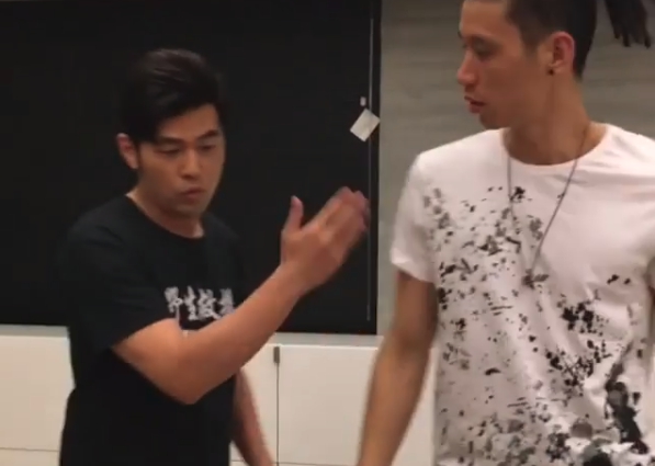 周杰倫輕而易舉的變了魔術，讓林書豪傻眼。（摘自林書豪IG）