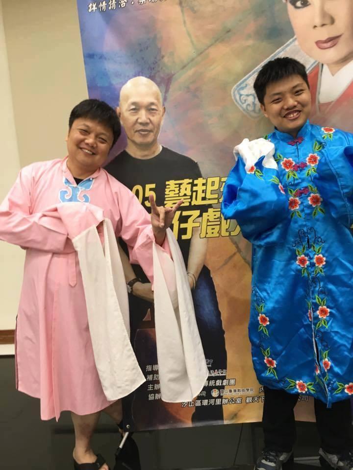 張伯榮高三時在張烈東的影視公司實習,學習攝影,自閉症狀減緩許多。