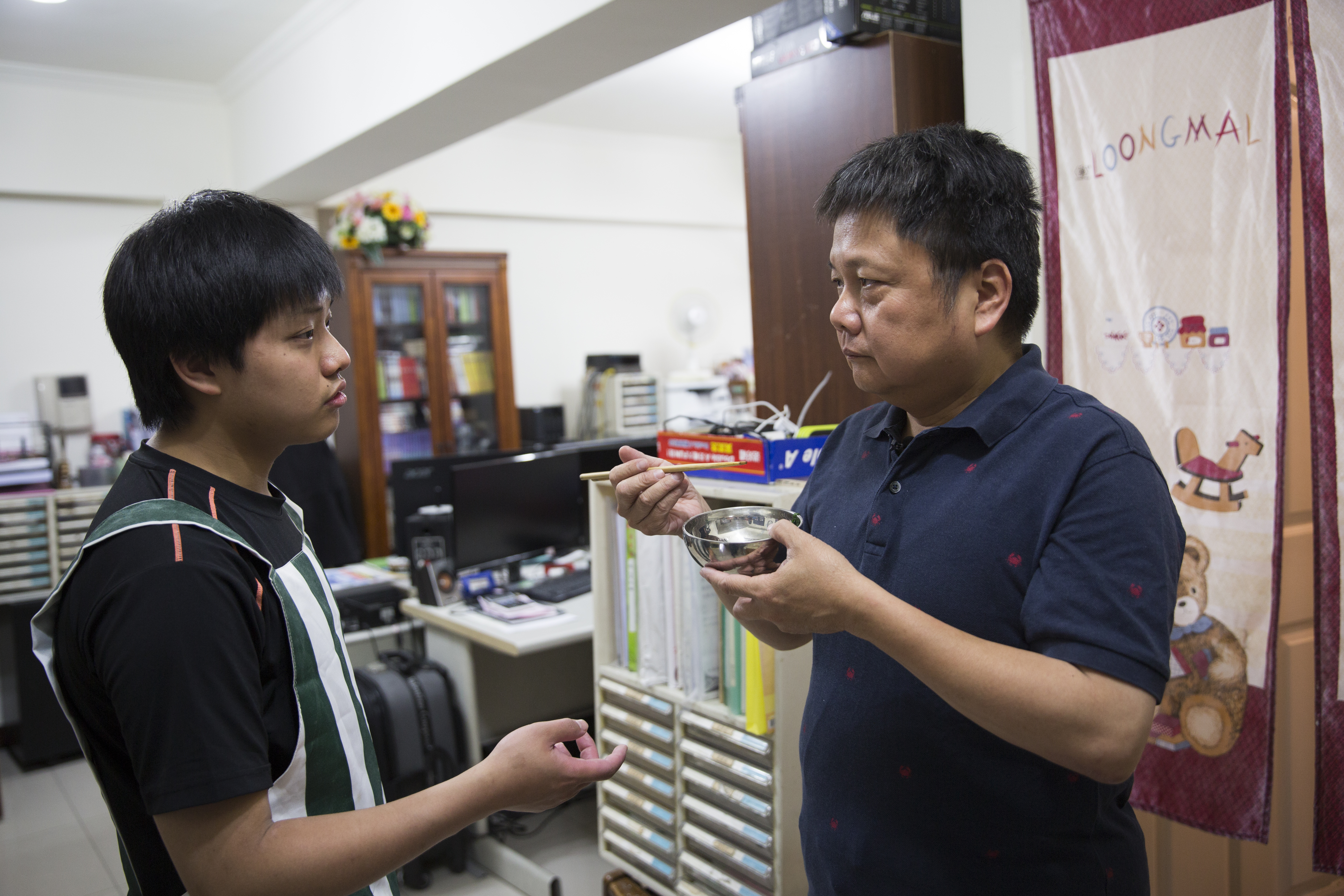 張伯榮下廚為爸爸細心做午餐,會先讓他嘗試味道。