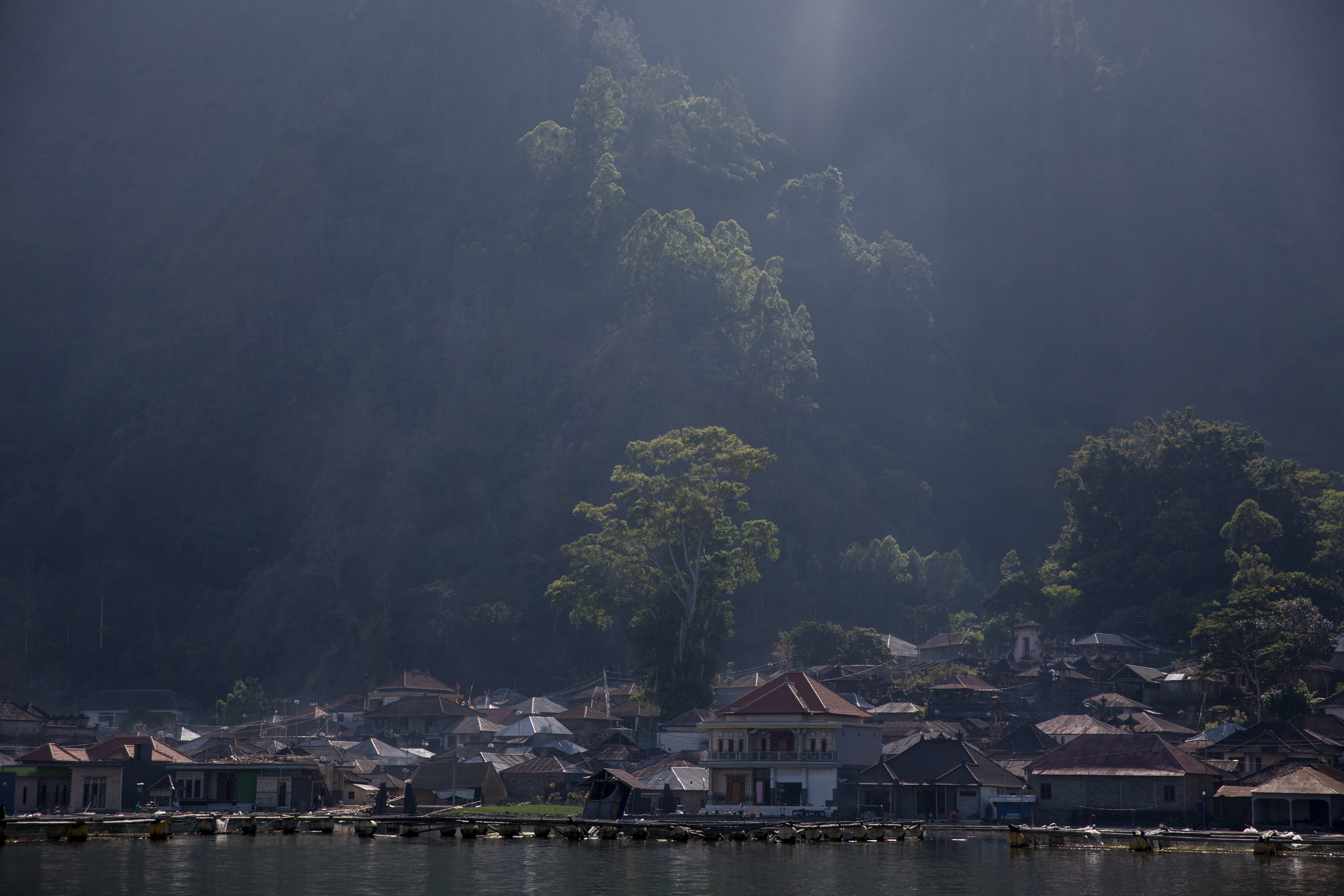 在山腳下的天葬村，沒有任何陸路可以前往。
