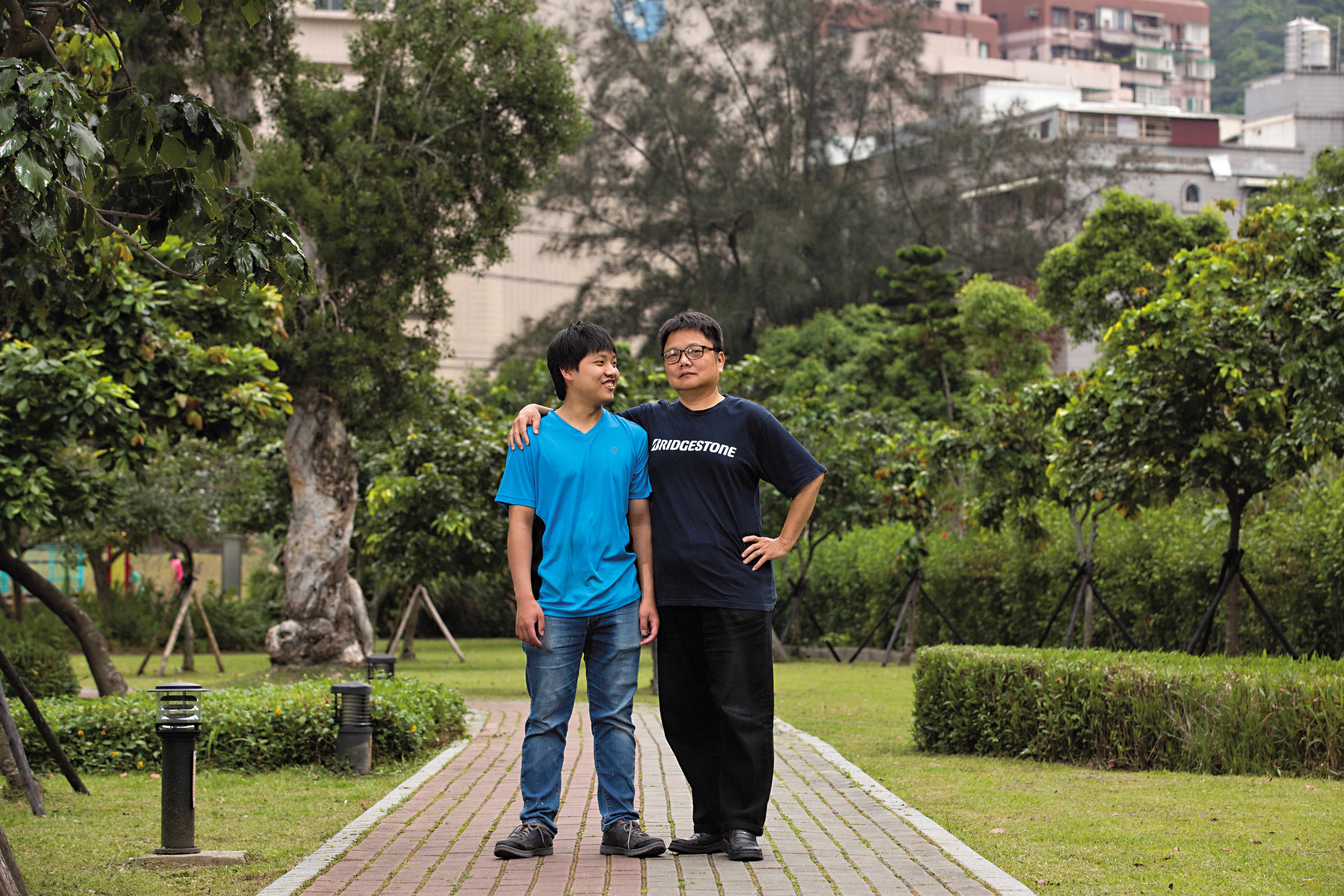 單親爸爸張烈東(右)與有自閉症的小兒子張伯榮(左)感情相當好,常把「親愛的伯榮」掛在嘴上。