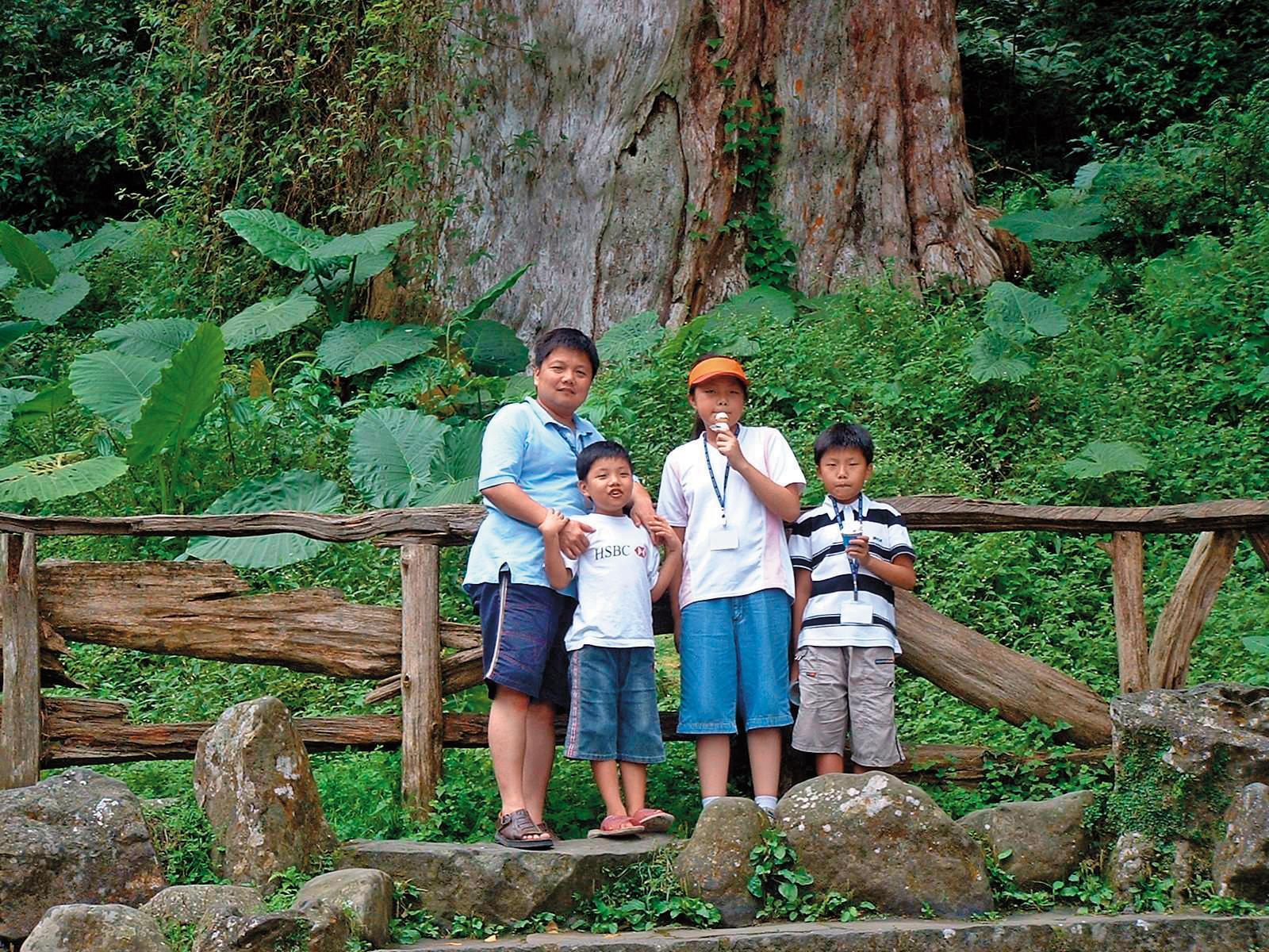 張烈東(左)與前妻育有1女2子,離婚後大女兒、大兒子跟著前妻,最難帶的小兒子(左二)跟著父親。(張烈東提供)