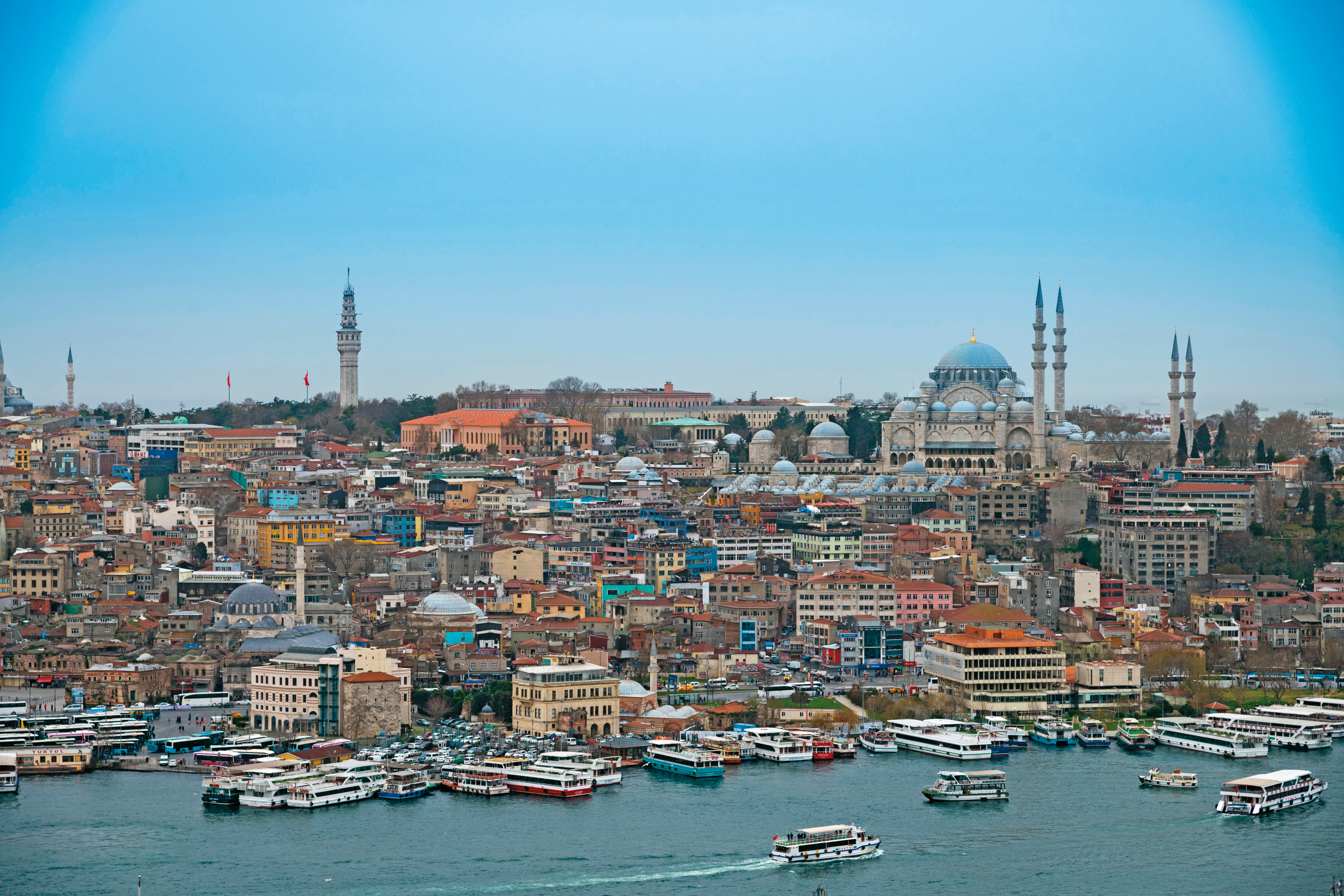 站在「加拉達塔」上，能隔著金角灣，望見舊城區與座落在山丘上的蘇萊曼清真寺。