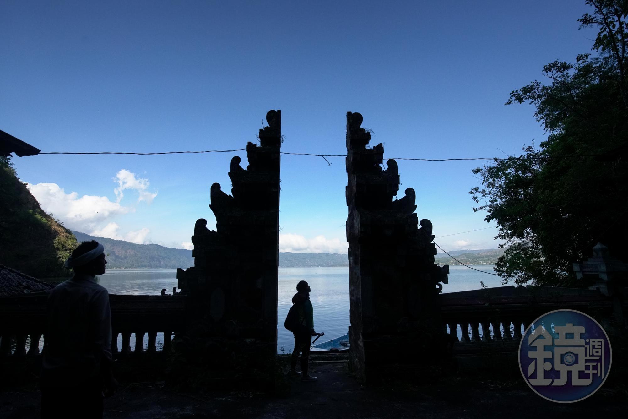進入墓園前先至寺廟參拜,寺廟的入口是一分為二的天堂門,象徵神聖與俗世的世界。