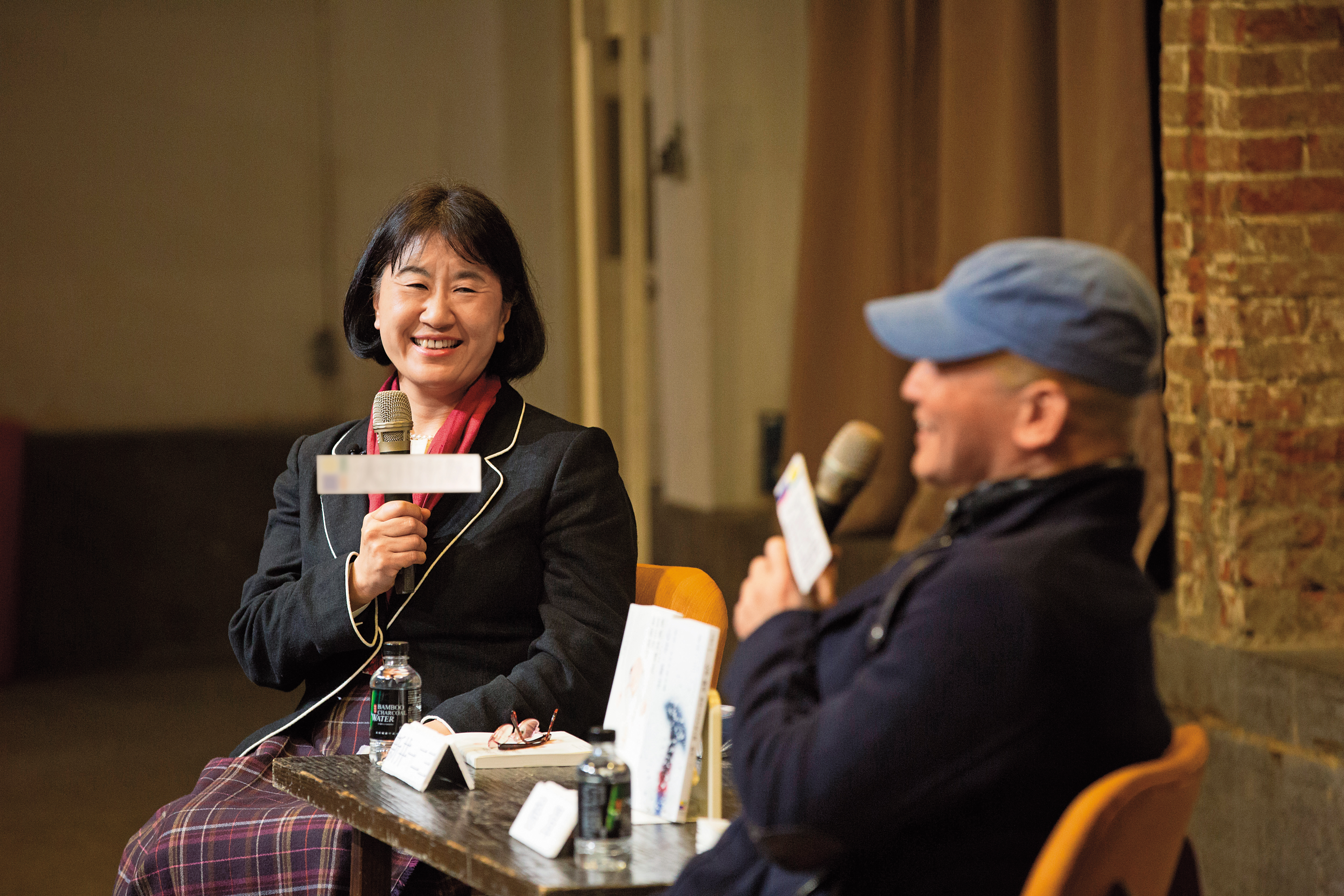 今年3月初，新井一二三（左）在華山藝文特區舉辦新書分享會，與老友楊澤（右）對談陳年舊事，讓現場來賓不時爆出歡笑。
