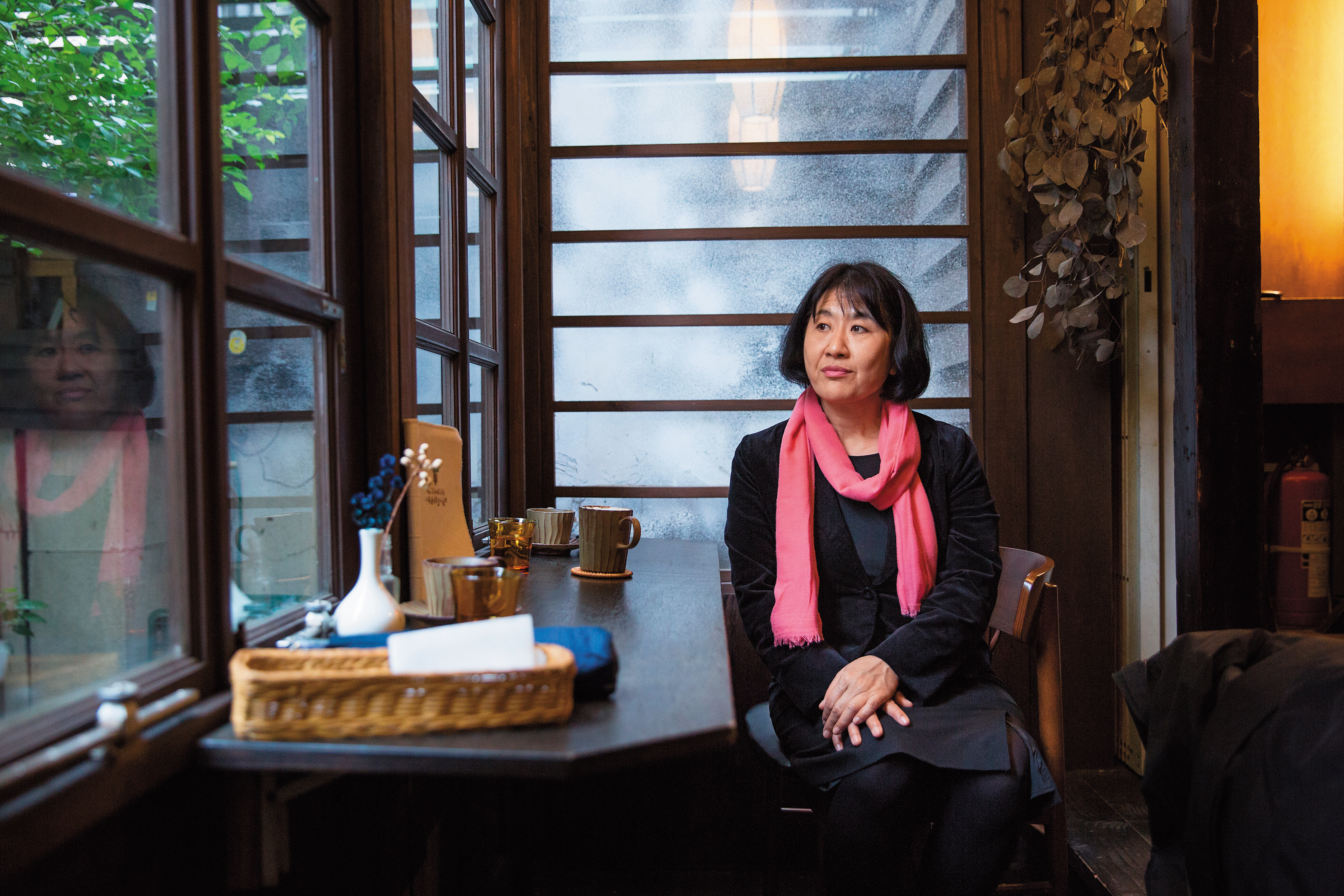 靜坐不笑時，新井一二三的眉宇總是有股揮之不去的鬱結，或許是內心沉埋了數十年的創傷和陰影所致。