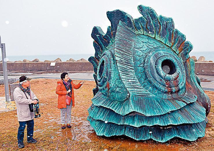 《羊之木》中諾羅羅神巨大的魚頭雕像,現已成為魚津市觀光地標,吸引不少影迷朝聖。(翻攝自hokurikushinkansen-navi.jp)