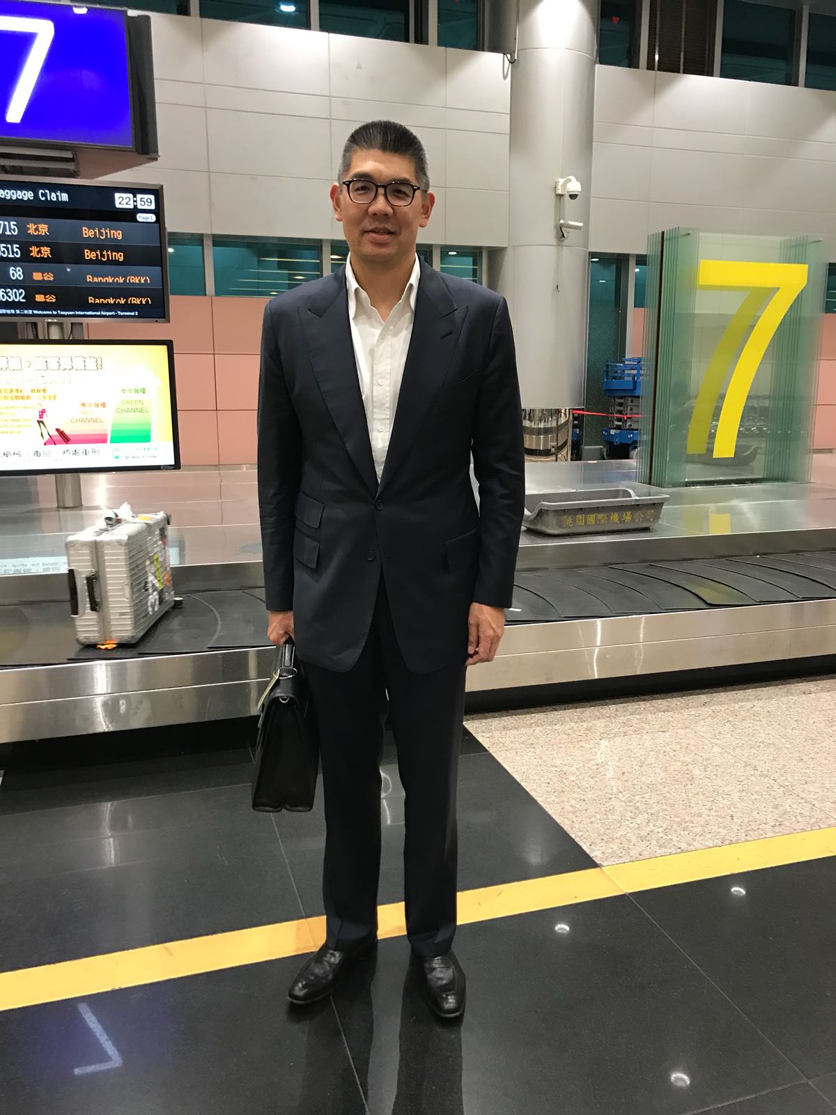 本刊讀者日前在桃園機場捕獲野生連勝文，竟又比去年又更精瘦。